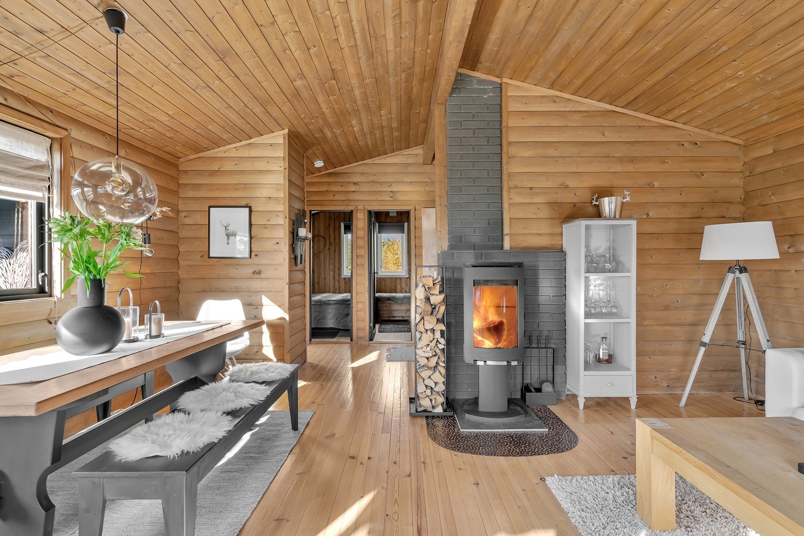 Lun og fin stue med god plass til spisebord Galleribilde