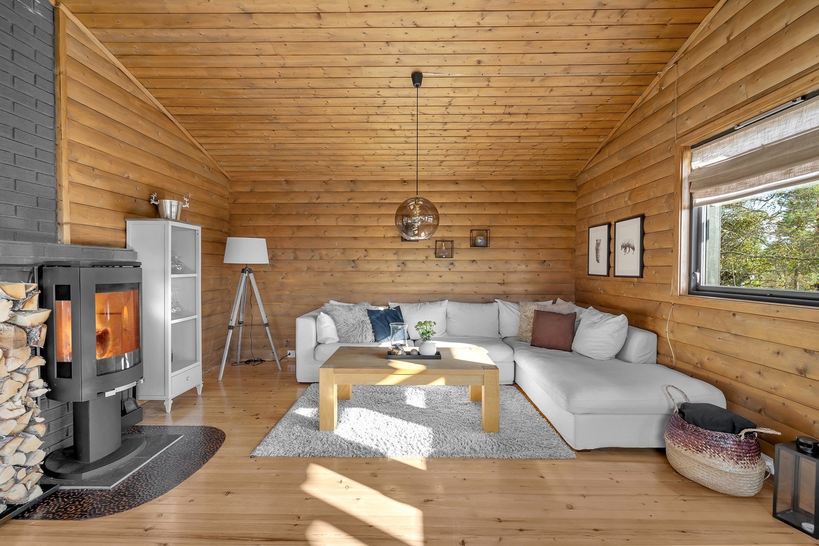 Plass til stor sofagruppe foran vedovnen Galleribilde