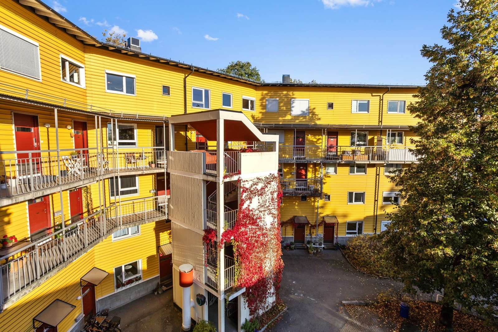Leiligheten ligger høyt og fritt og har godt med sollys inn. Galleribilde