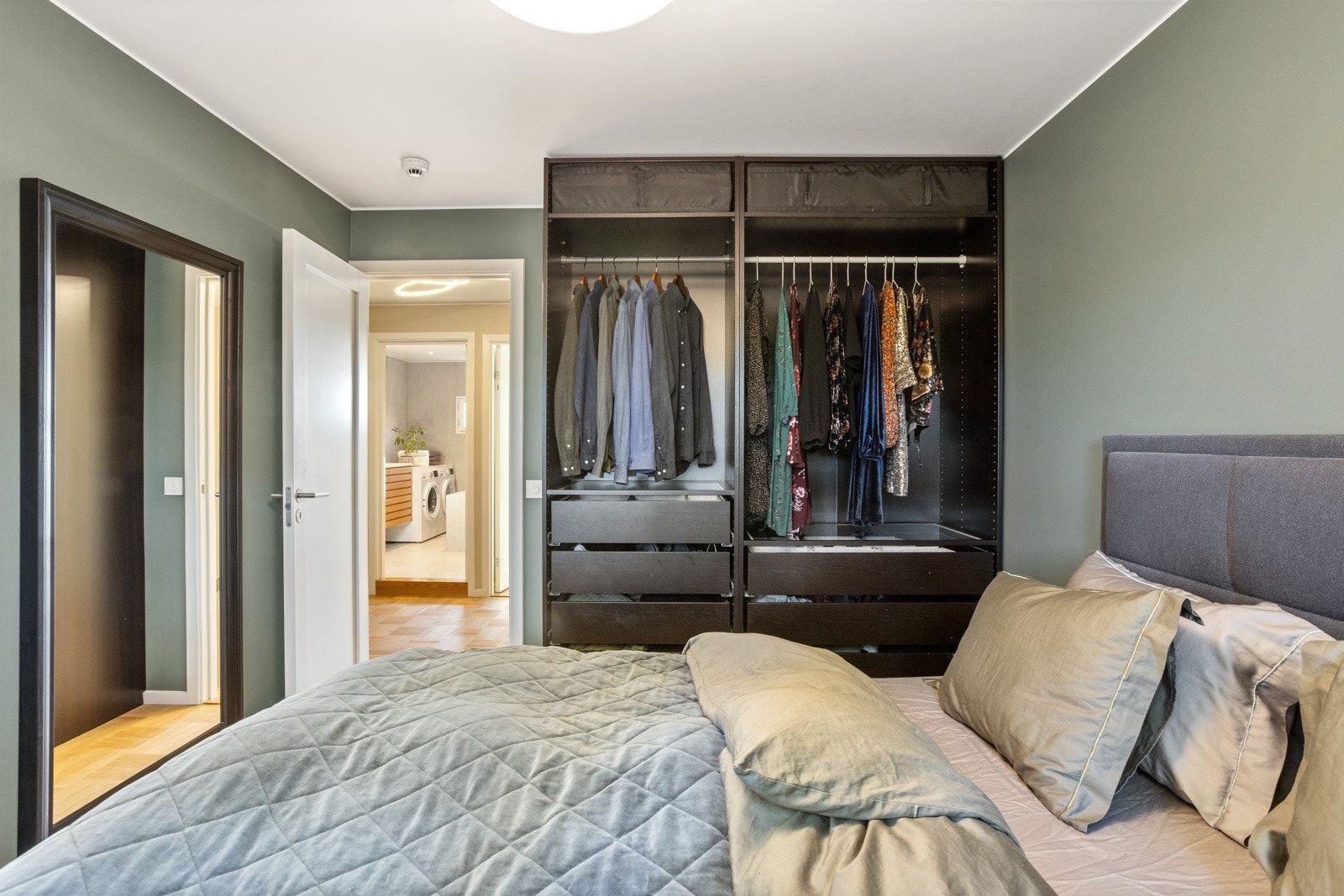 Hovedsoverom med garderobe. Galleribilde
