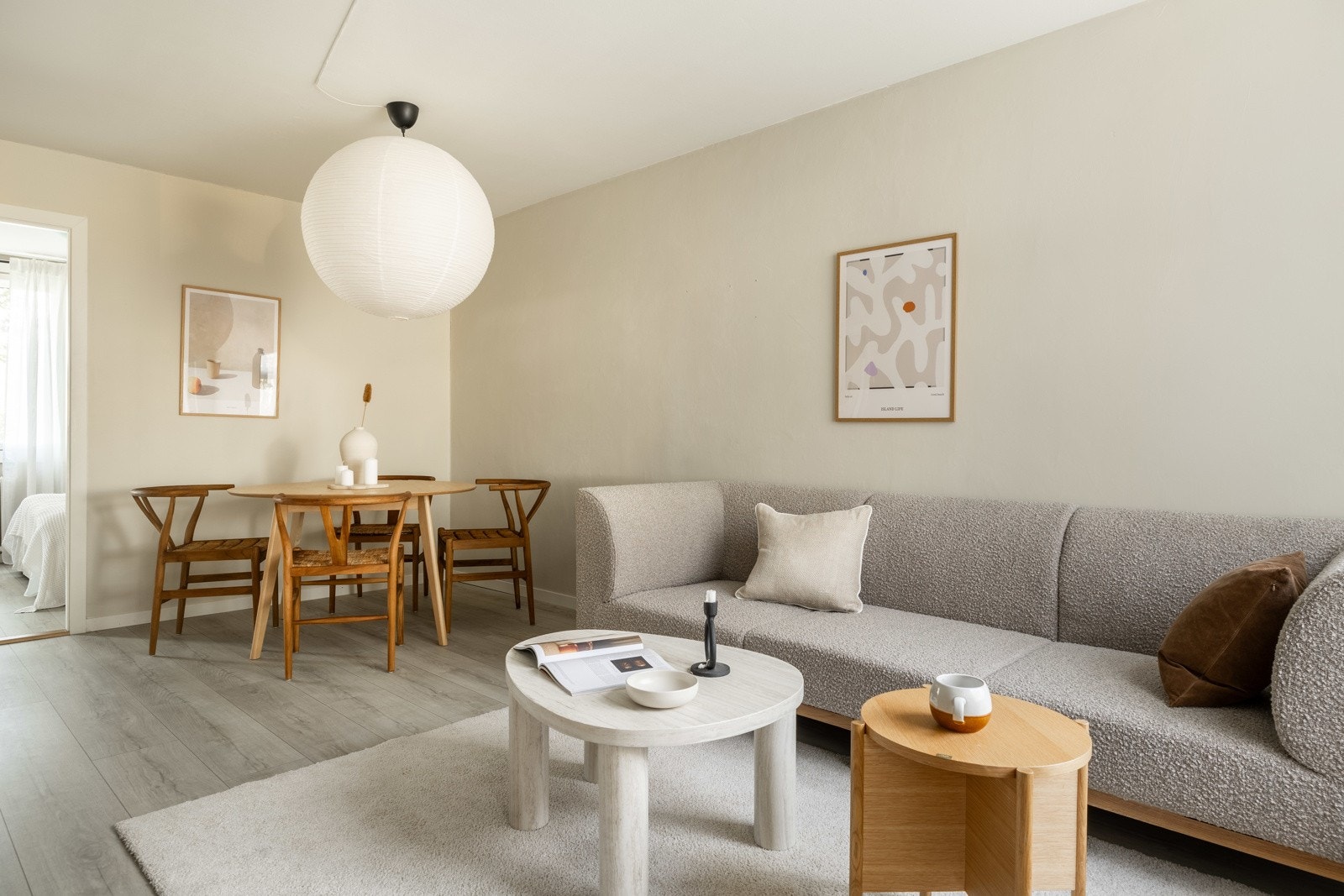 Stuen kan enkelt innredes med både sofa- og spiseseksjon. Galleribilde