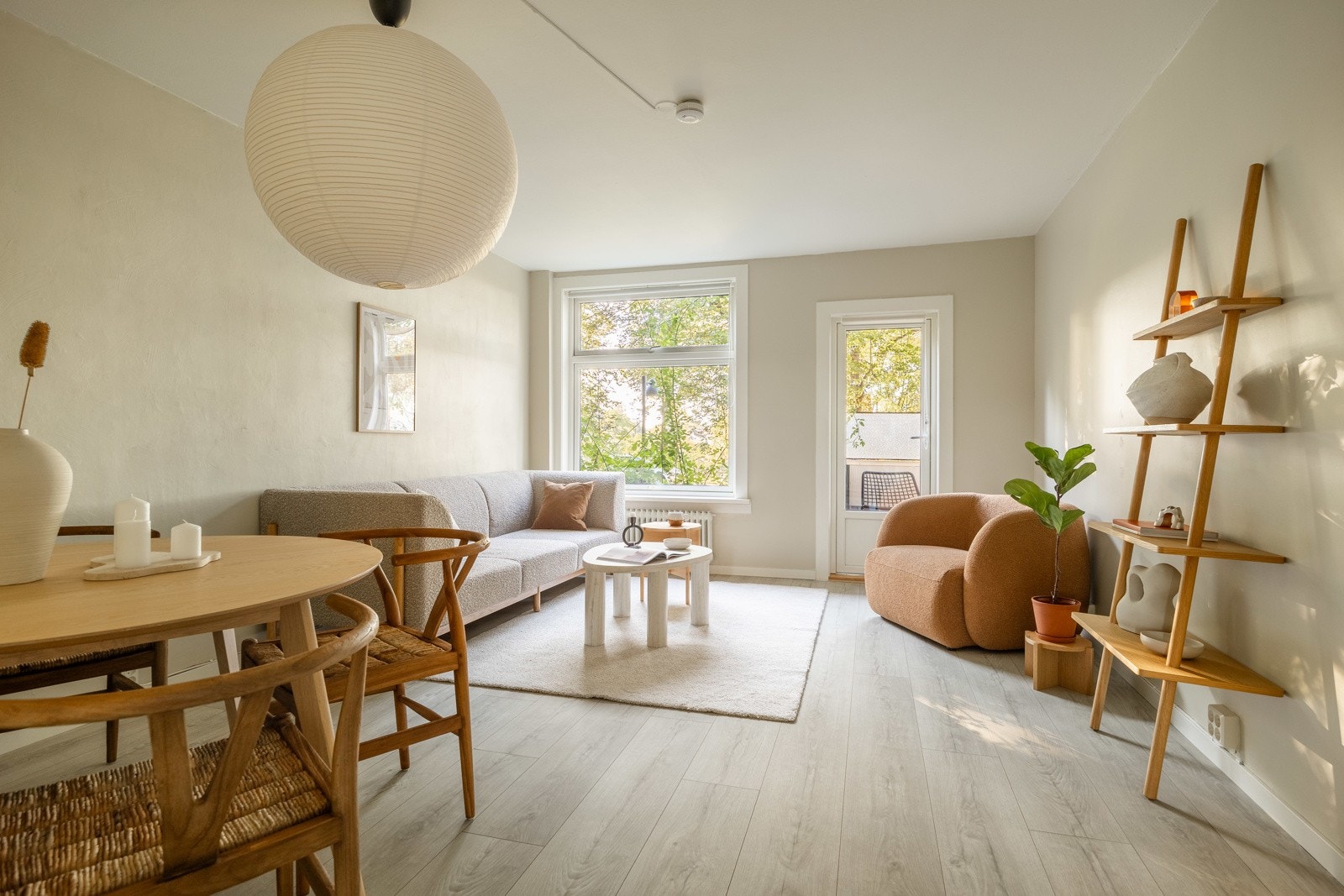 Leiligheten har store vindusflater som slipper inn mye naturlig lys. Galleribilde