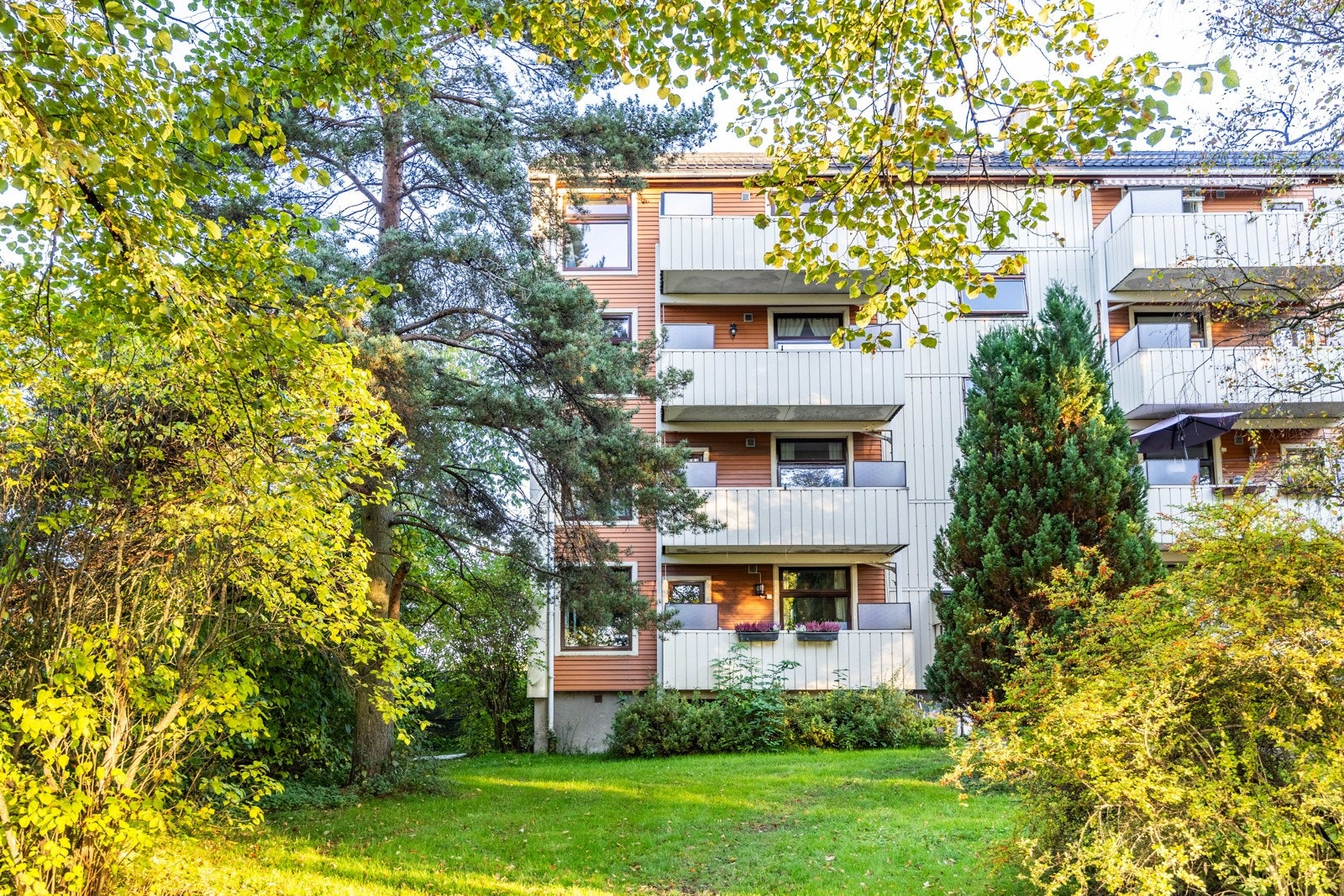 Barnevennlig beliggenhet hvor barn kan leke på gressareal foran balkong. Galleribilde