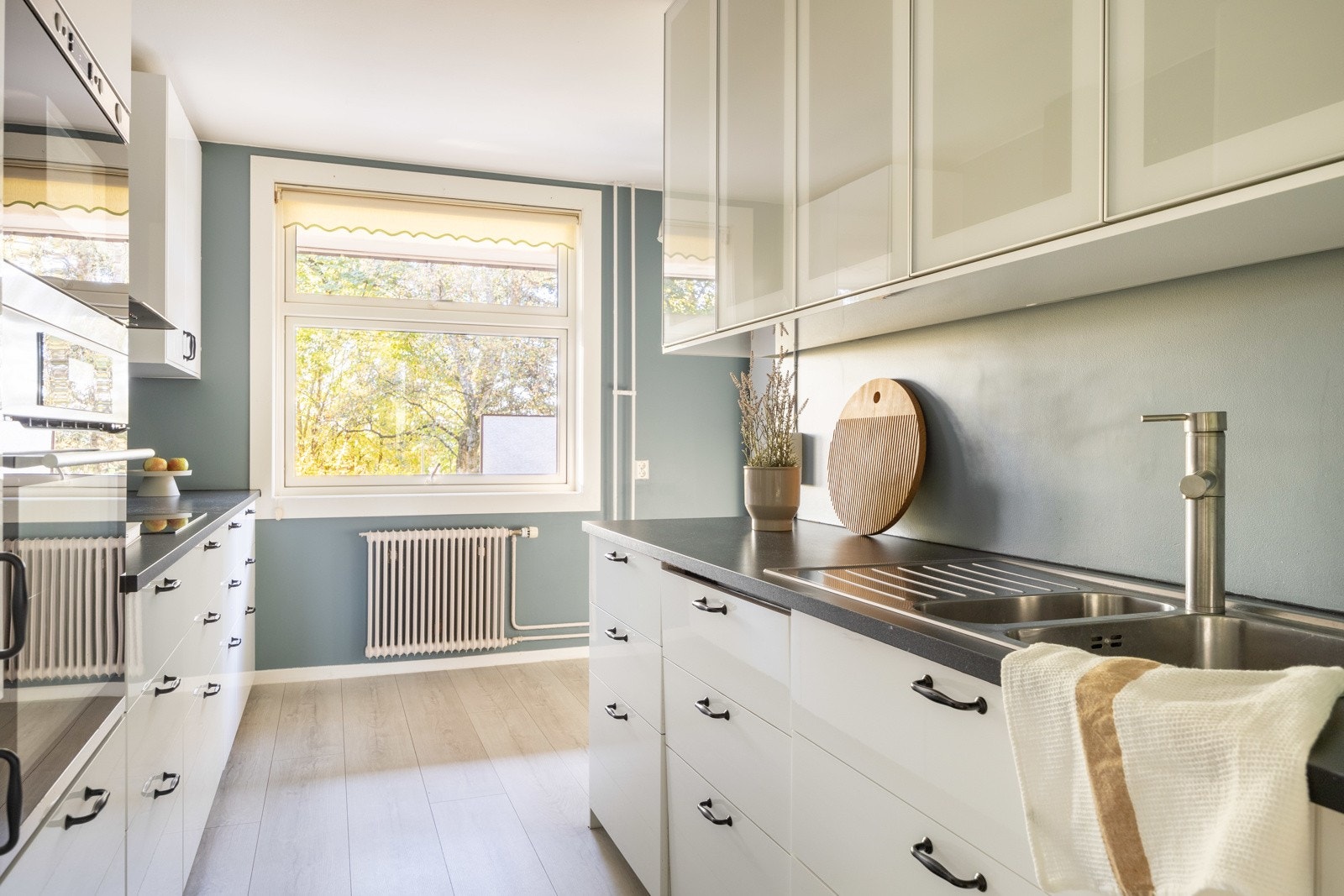 Moderne Ikea kjøkkeninnredning fra 2017 med glatte fronter og benkeplate av laminat. Galleribilde