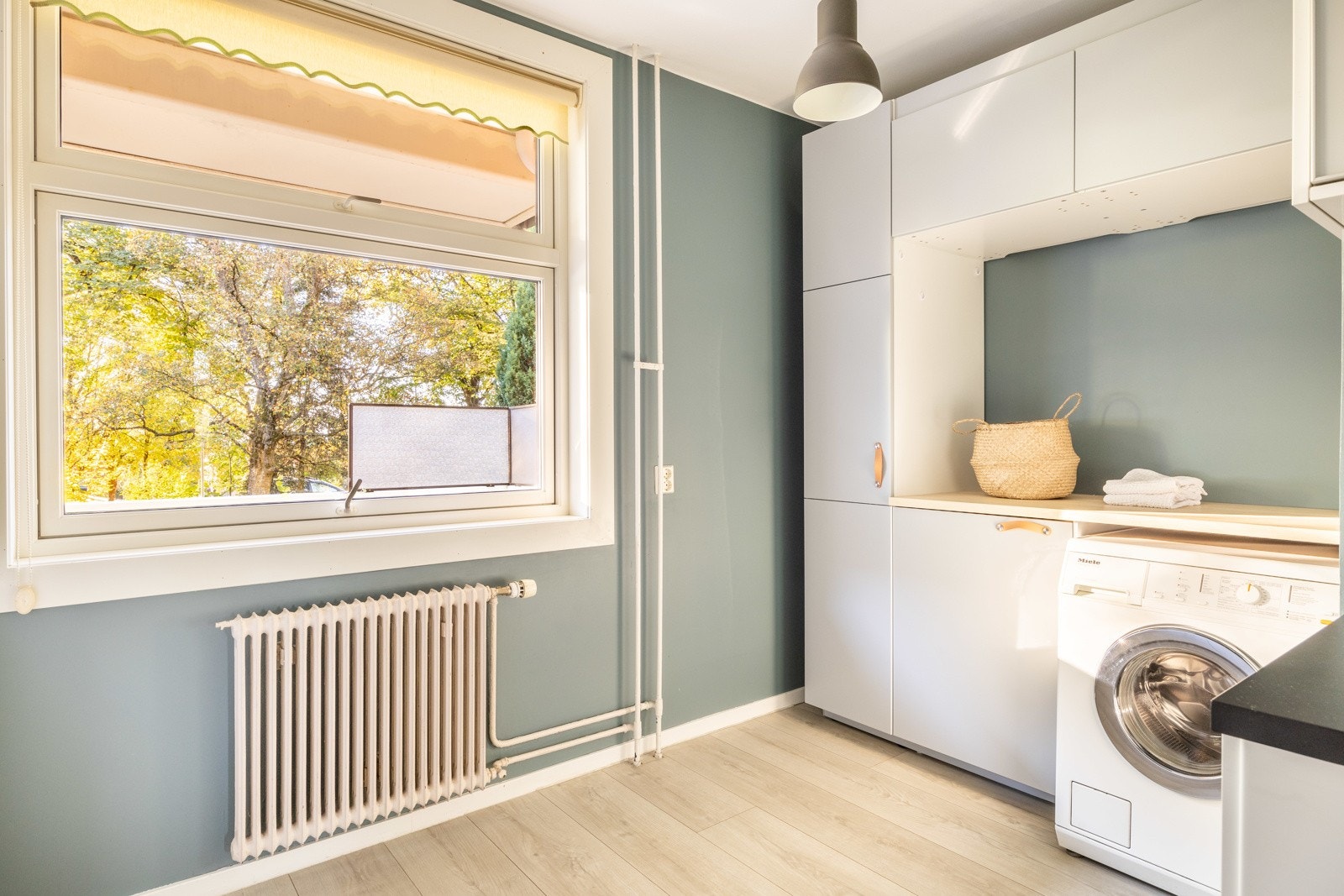 Kjøkkenet har opplegg for vaskemaskin. Lekkasjevarsler plassert ved vaskemaskin. Galleribilde