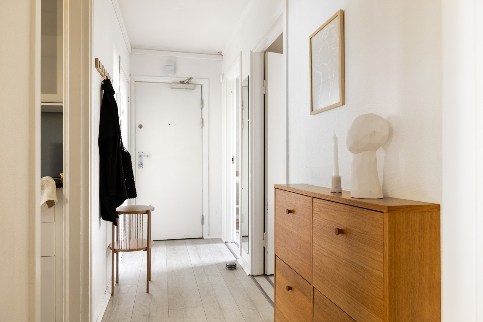 Du blir ønsket velkommen inn i en romslig entré. Galleribilde