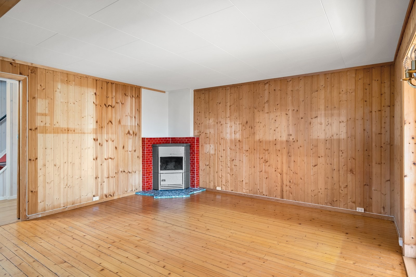 Vedkamin i spisestue. Galleribilde