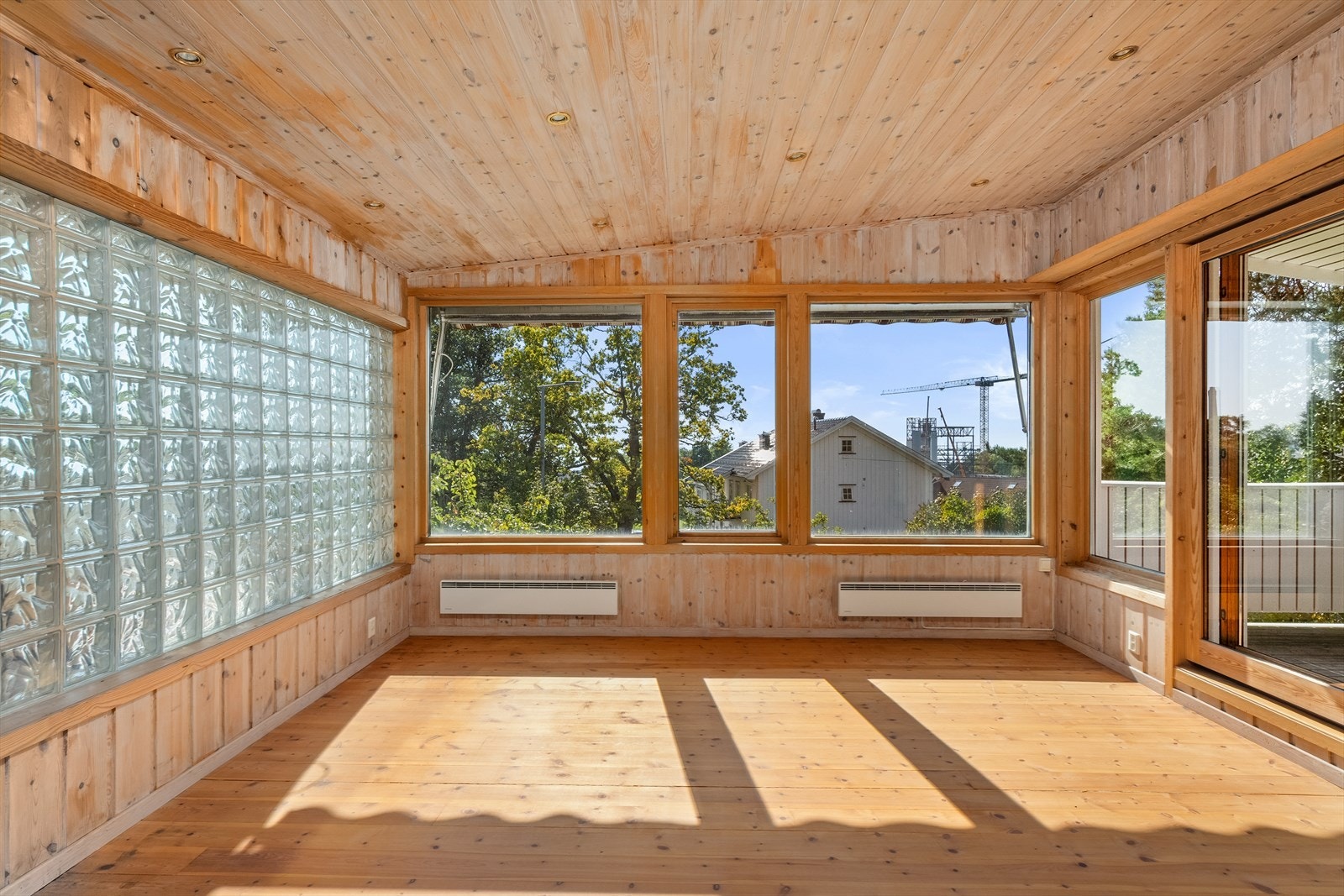 Boligen fremstår som lys og luftig med store vindusflater Galleribilde