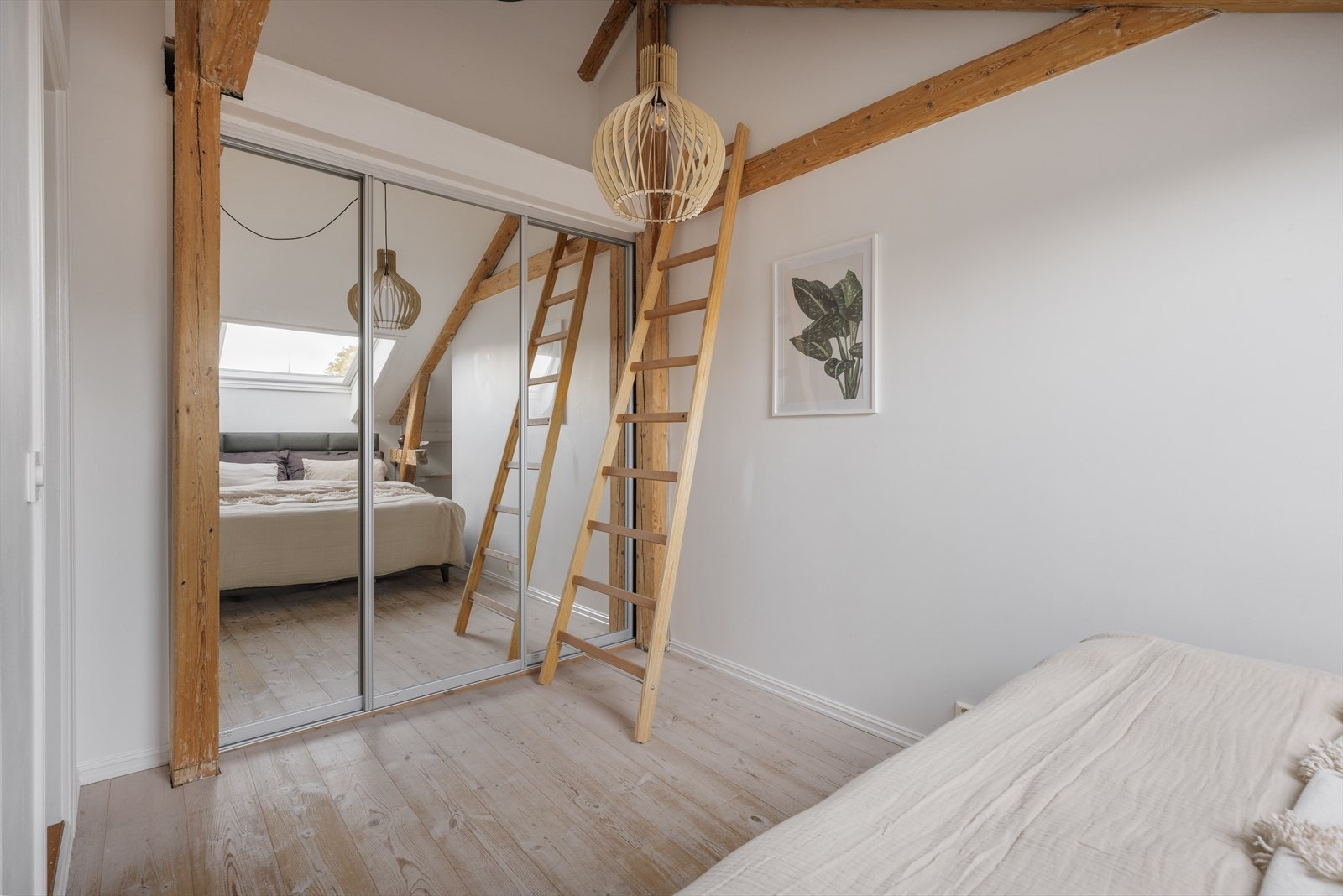 Her er det plass til dobbeltseng og skyvedørsgarderobe. Galleribilde