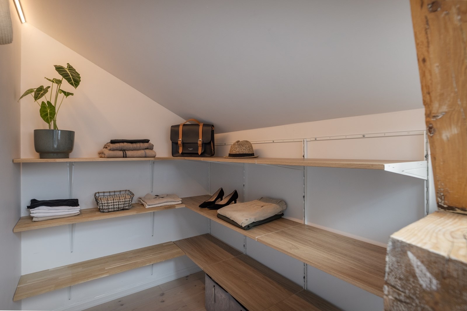 Det er også godt med plass på siden av sengen til garderobeløsning. Muligheter for skreddersydd løsning, som åpner for enda bedre oppbevaringsplass! Galleribilde