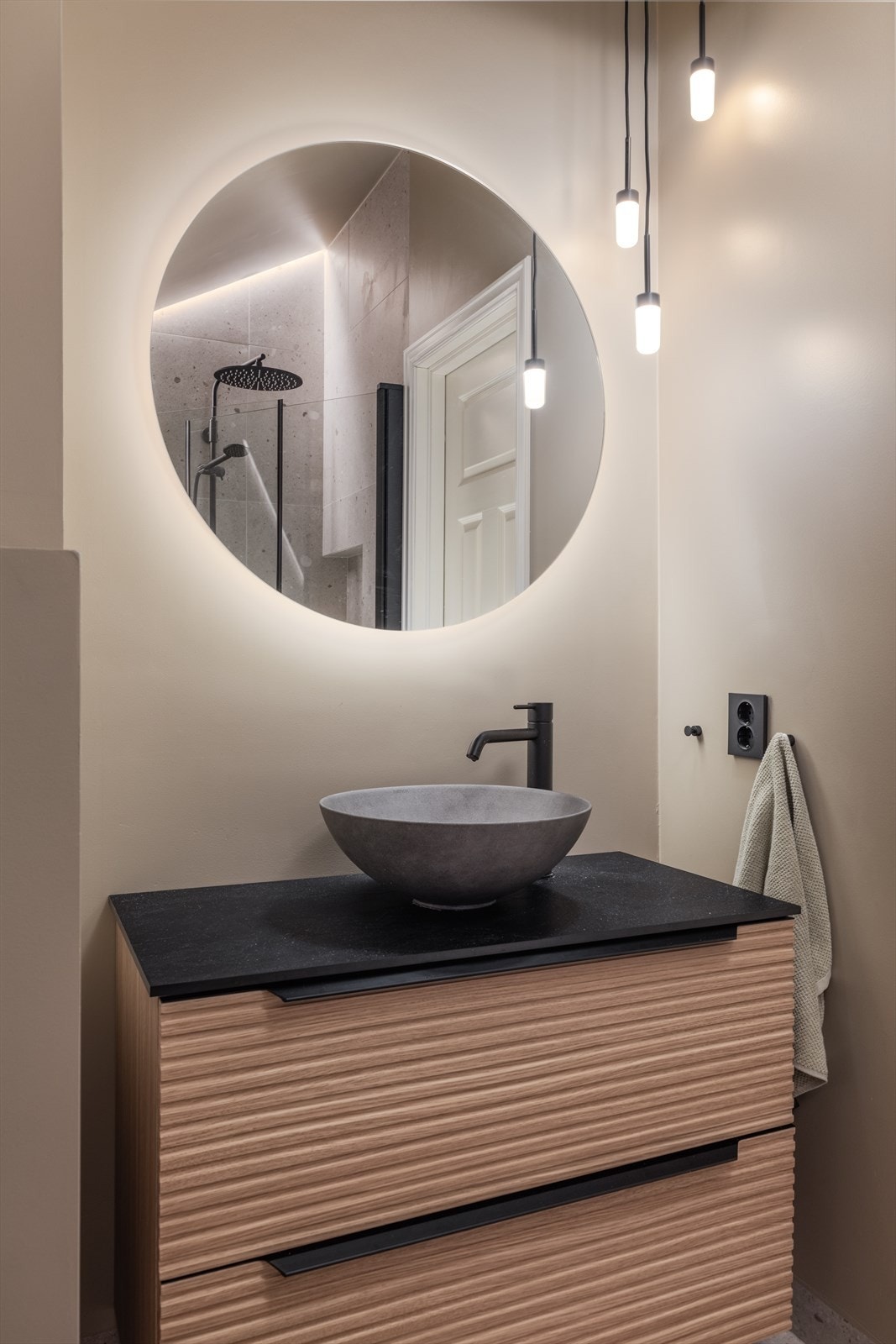 Servant med skuffer og speil med lys. Galleribilde