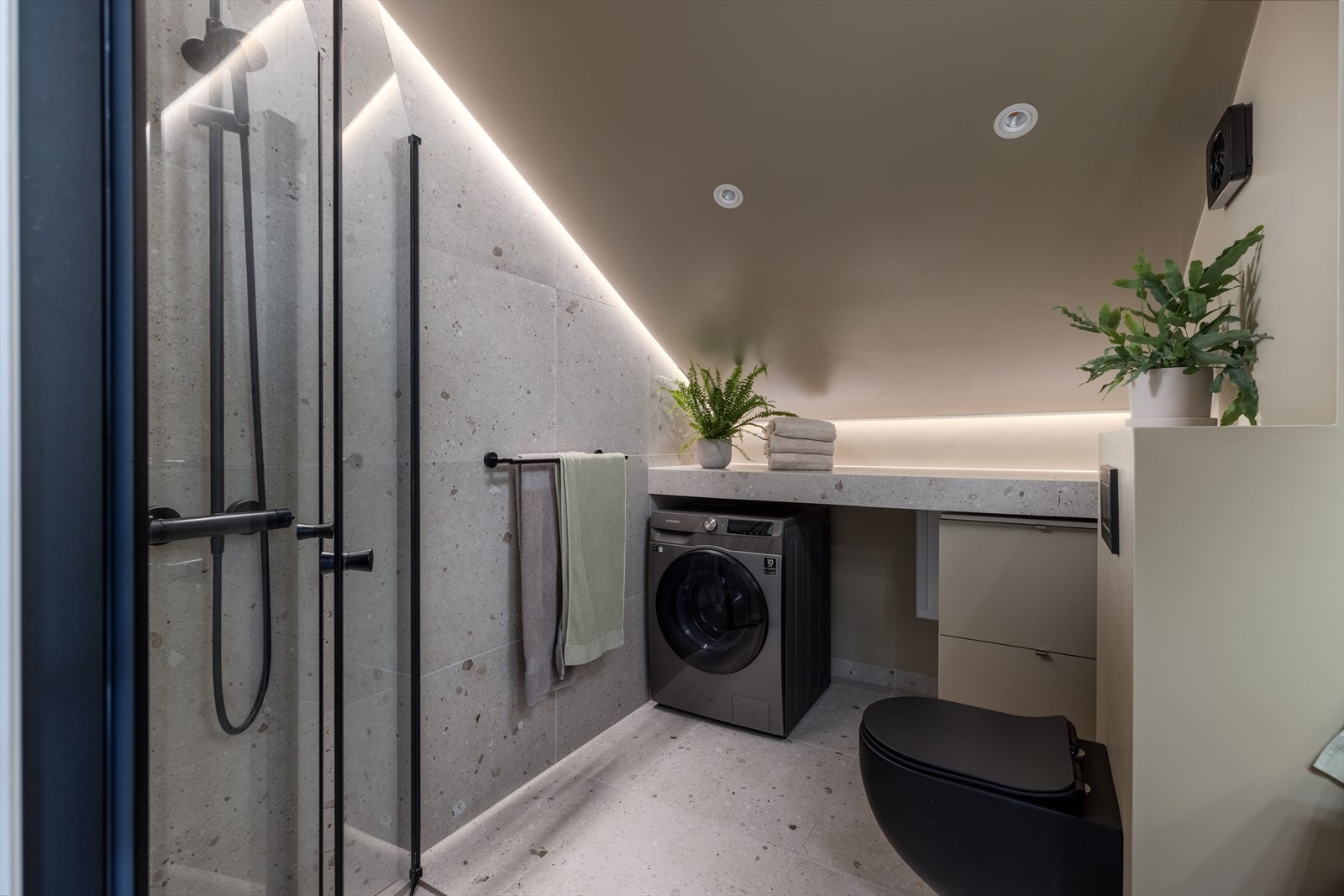 Fliser på gulv med elektriske varmekabler. Opplegg for vaskemaskin. Galleribilde