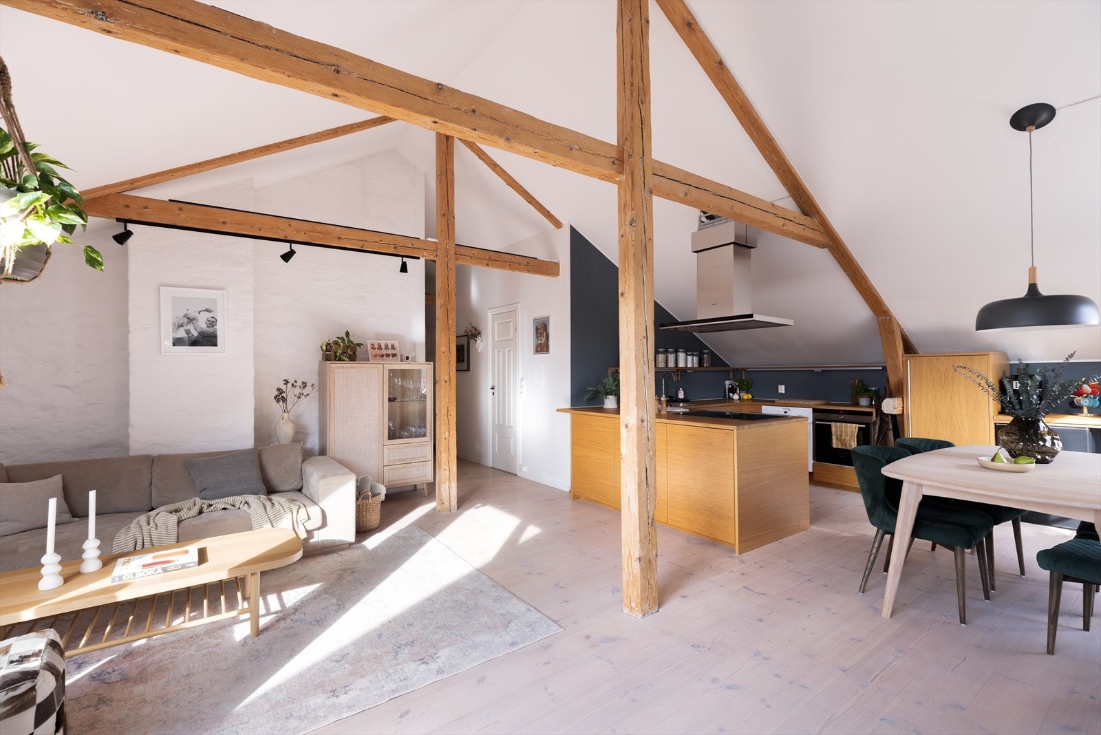 Leiligheten har en åpen stue/kjøkkenløsning som gjør rommet til et hyggelig og sosialt oppholdsrom. Stuen lar seg enkelt møblere med spisestue, sofagruppe og mediemøbler. Galleribilde