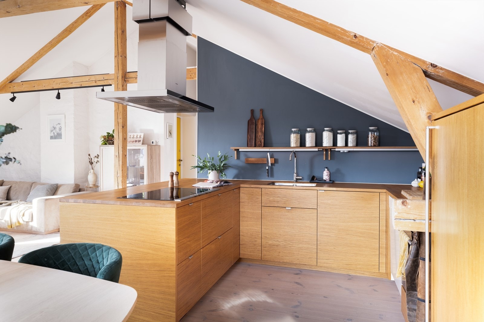 Pent kjøkken som holder i stil med resten av leiligheten. Galleribilde