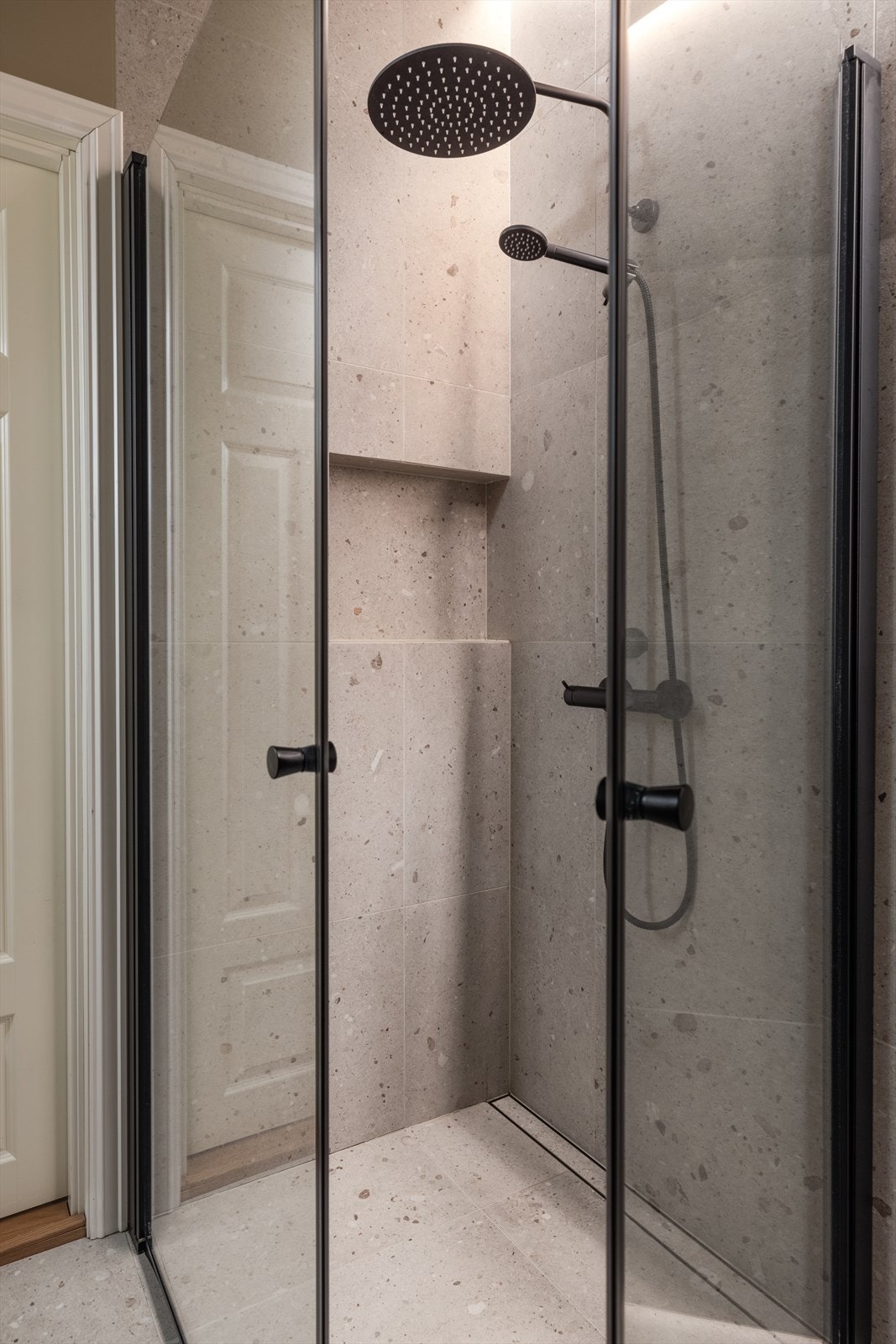 Dusjhjørne med innfellbare glassvegger. Galleribilde