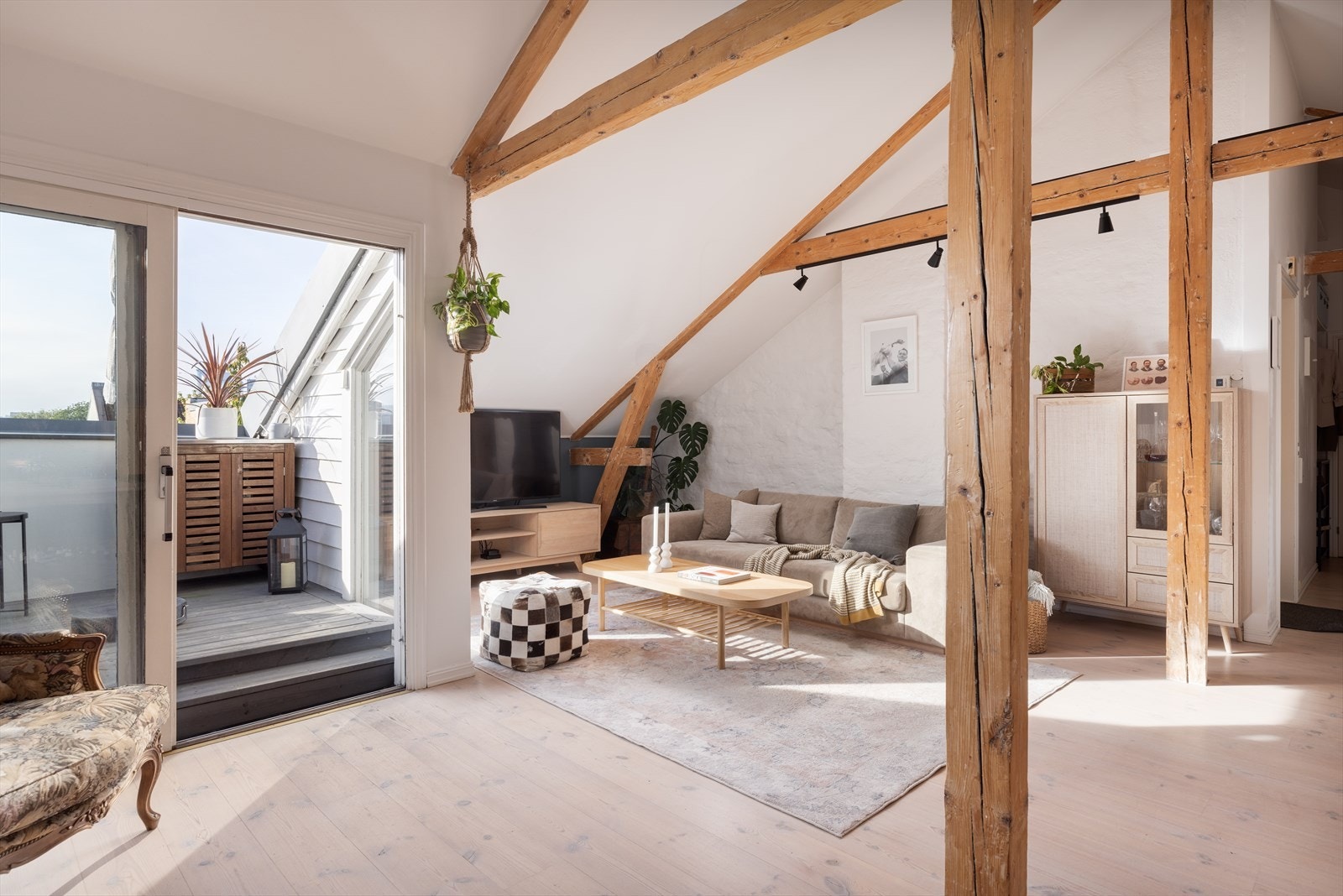 En 3-roms drømmeleilighet med store vindusflater og delikate fargevalg. Her vil du garantert trives! Galleribilde