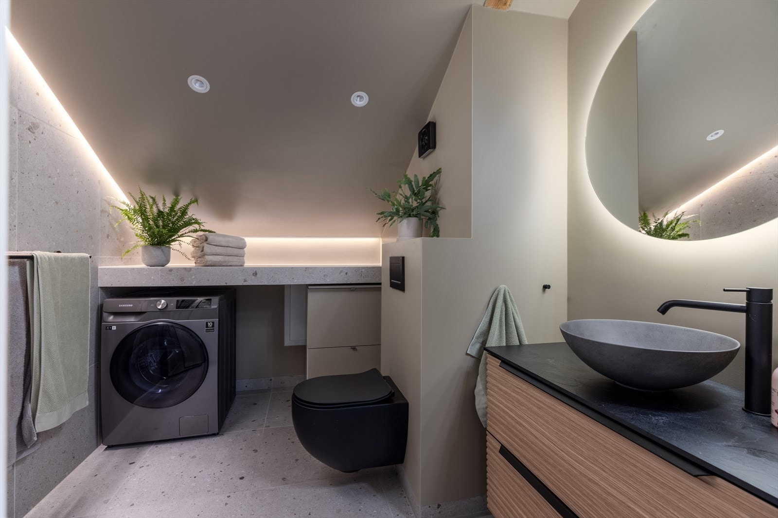 Delikat baderom som ble renovert i 2021. Stilren og pen utførelse med tidsriktige materialer. Galleribilde