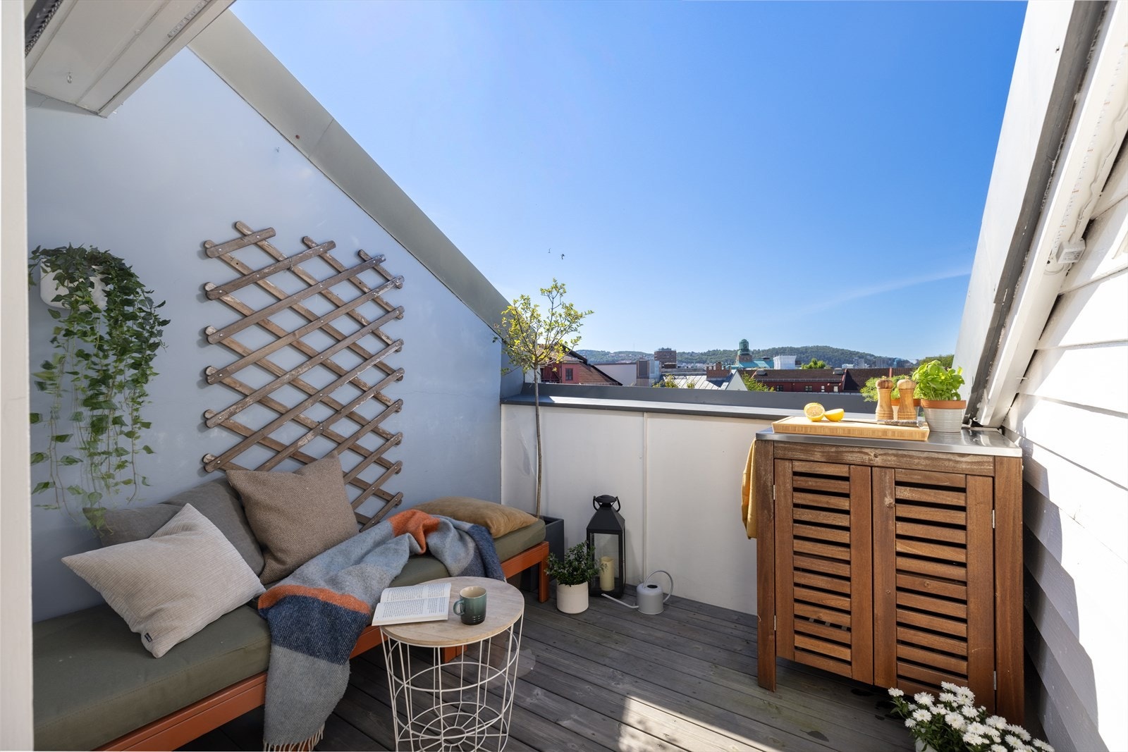 Fra stuen er det utgang til privat takterrasse som kan oppleves som en forlengelse av stuen i sommerhalvåret. Galleribilde