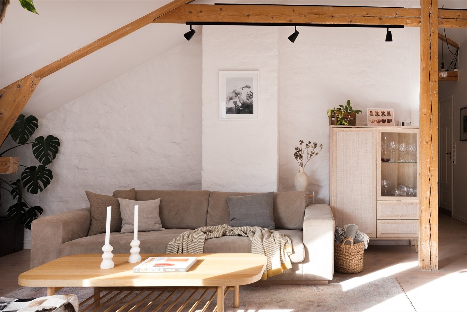 Klassiske detaljer som trebjelker skaper et urbant preg på leiligheten. Galleribilde