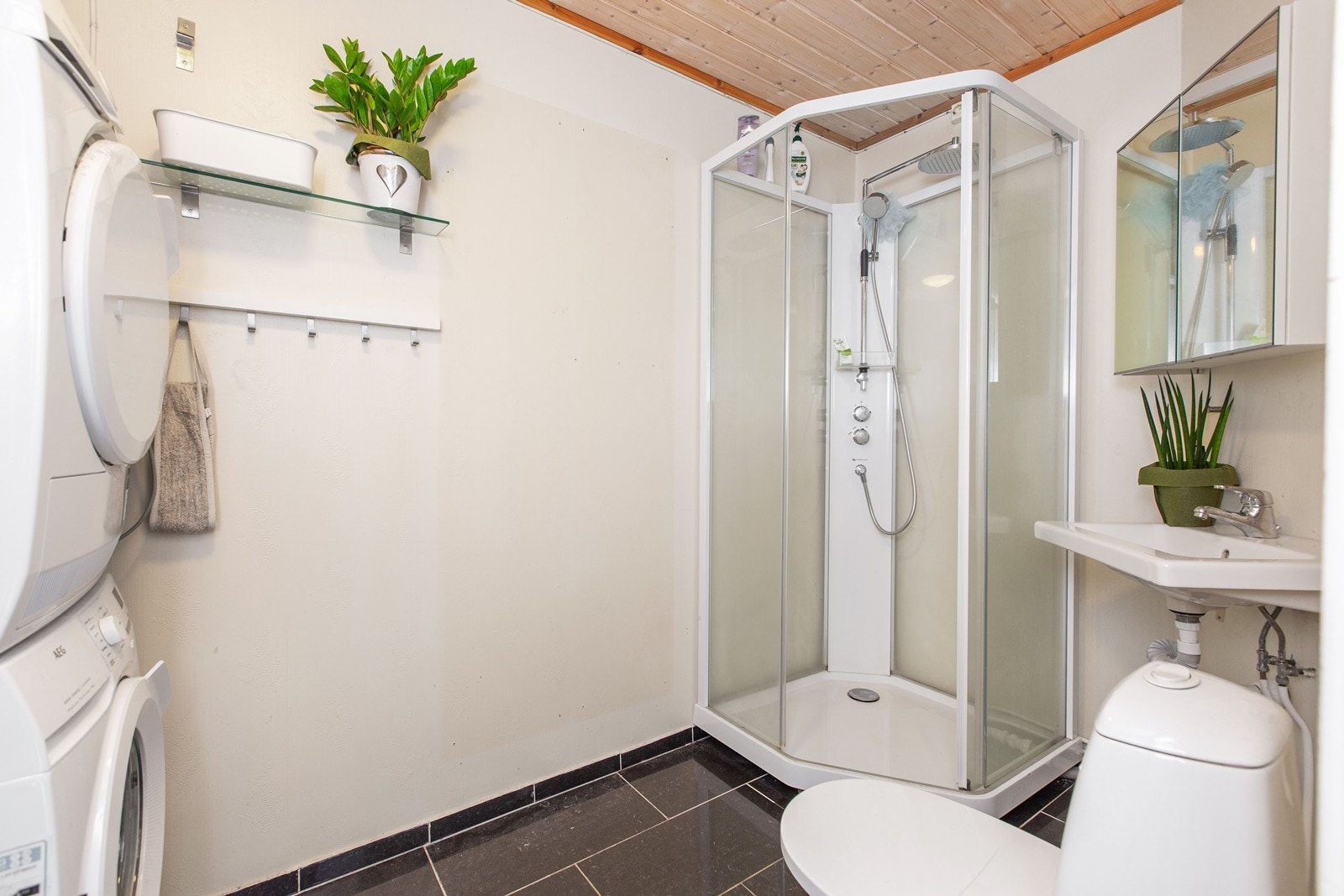 Badet i 1.etg. har servant, toalett, dusjkabinett og opplegg for vaskemaskin. Galleribilde