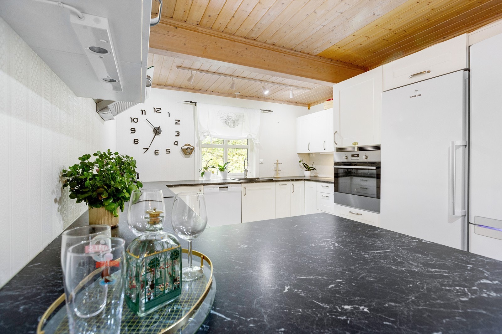 Benkeplaten er av laminat. Kjøkkenet har innredning med profilerte fronter. Det er kjøleskap, fryseskap, oppvaskmaskin, micro og stekeovn. Galleribilde