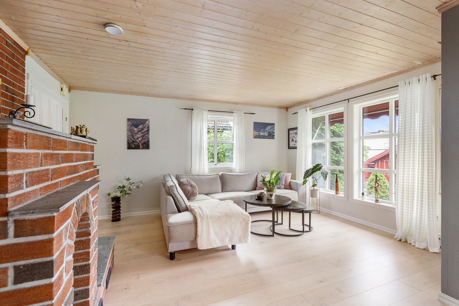 Alle vinduene slipper inn rikelig med sol- og dagslys Galleribilde