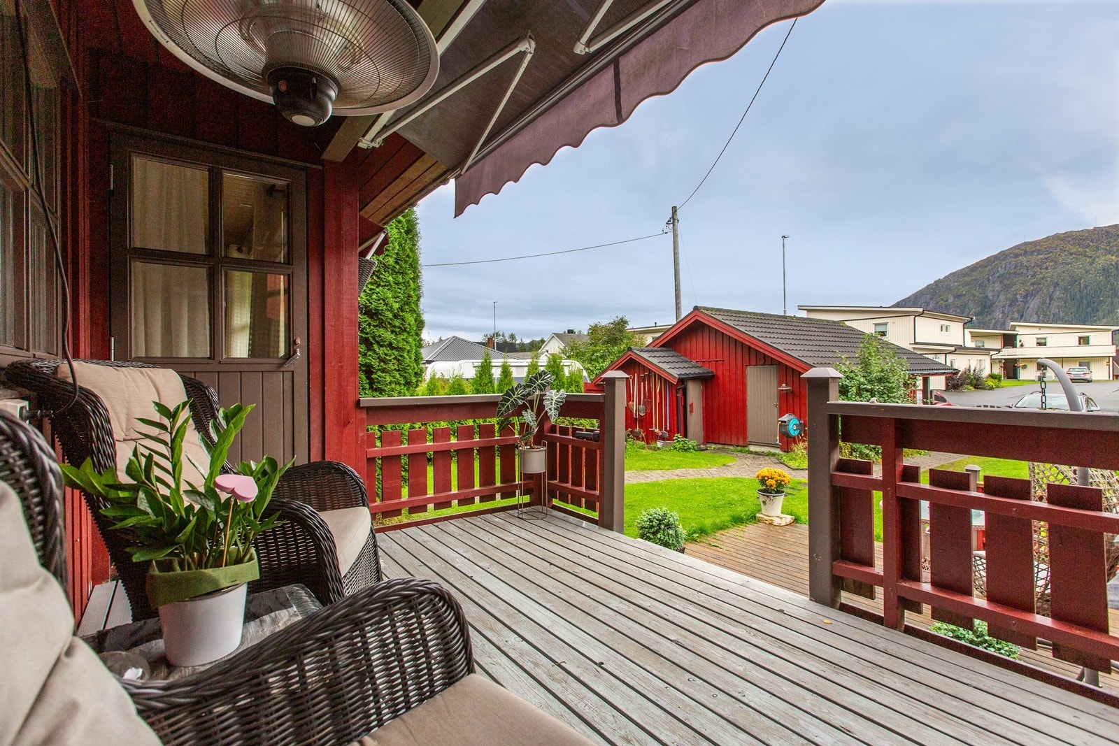 Stor og fin terrasse utenfor stuen, her er det hyggelig å tilbringe fine dager. Galleribilde