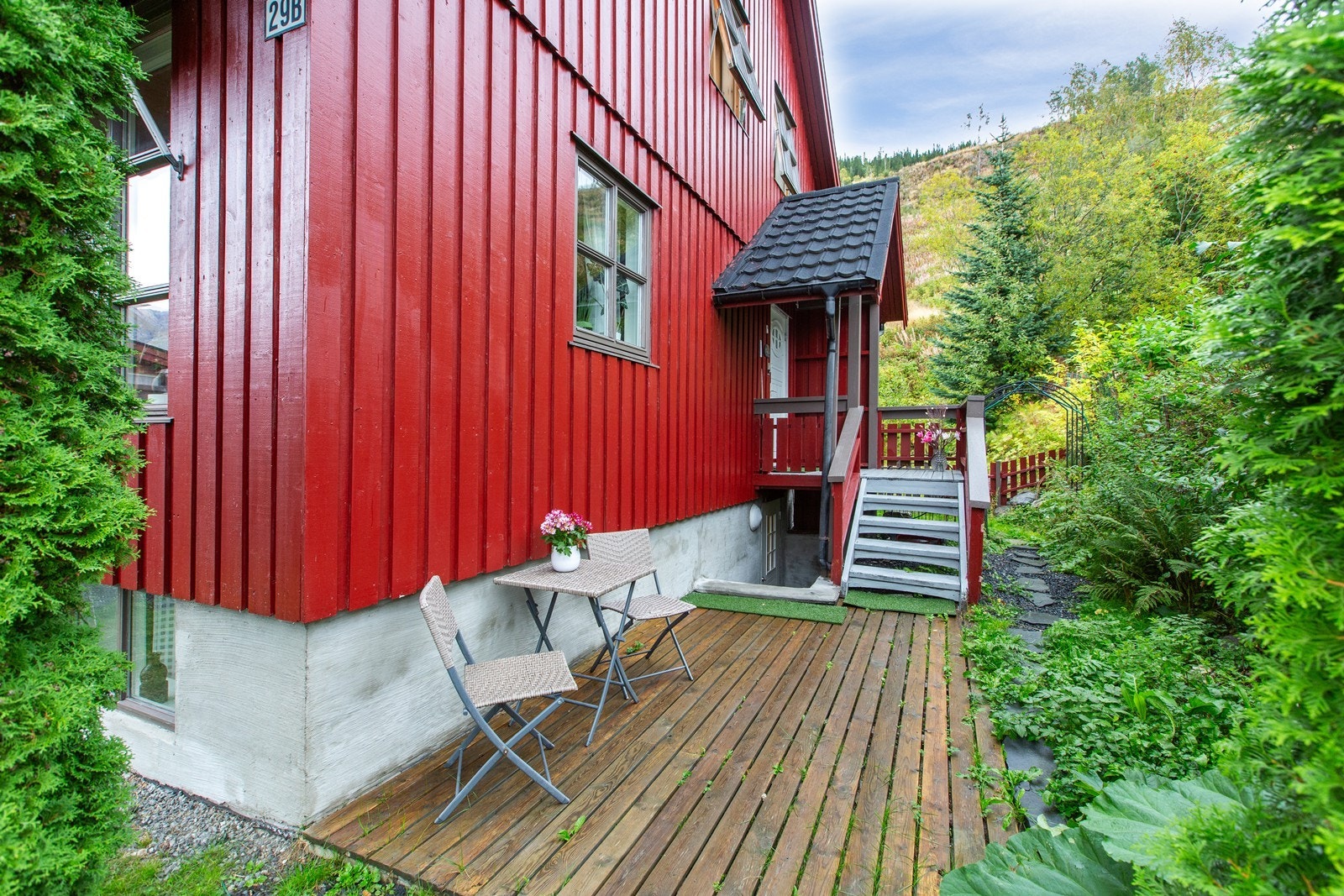 Inngangsparti til både hovedetasje og ned til kjelleretasjen Galleribilde
