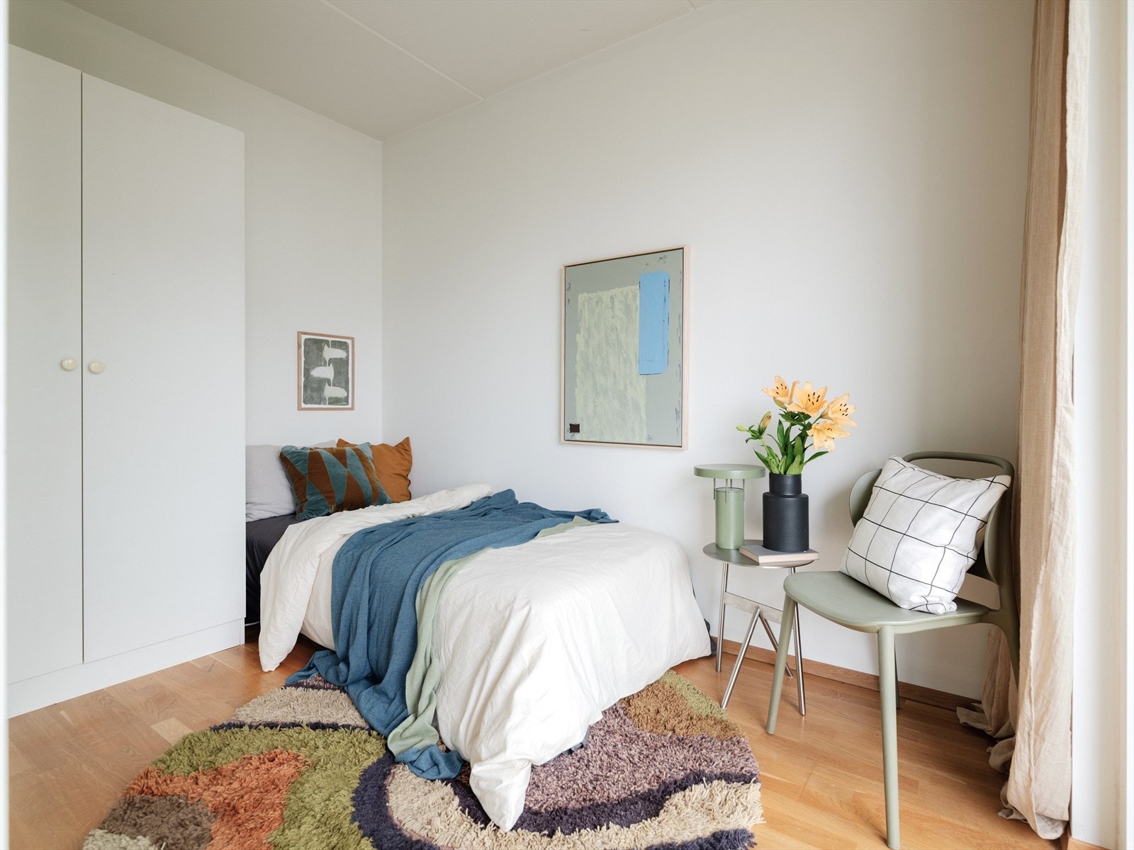 Soverom I. Medfølgende garderobeskap for klesoppbevaring. Galleribilde