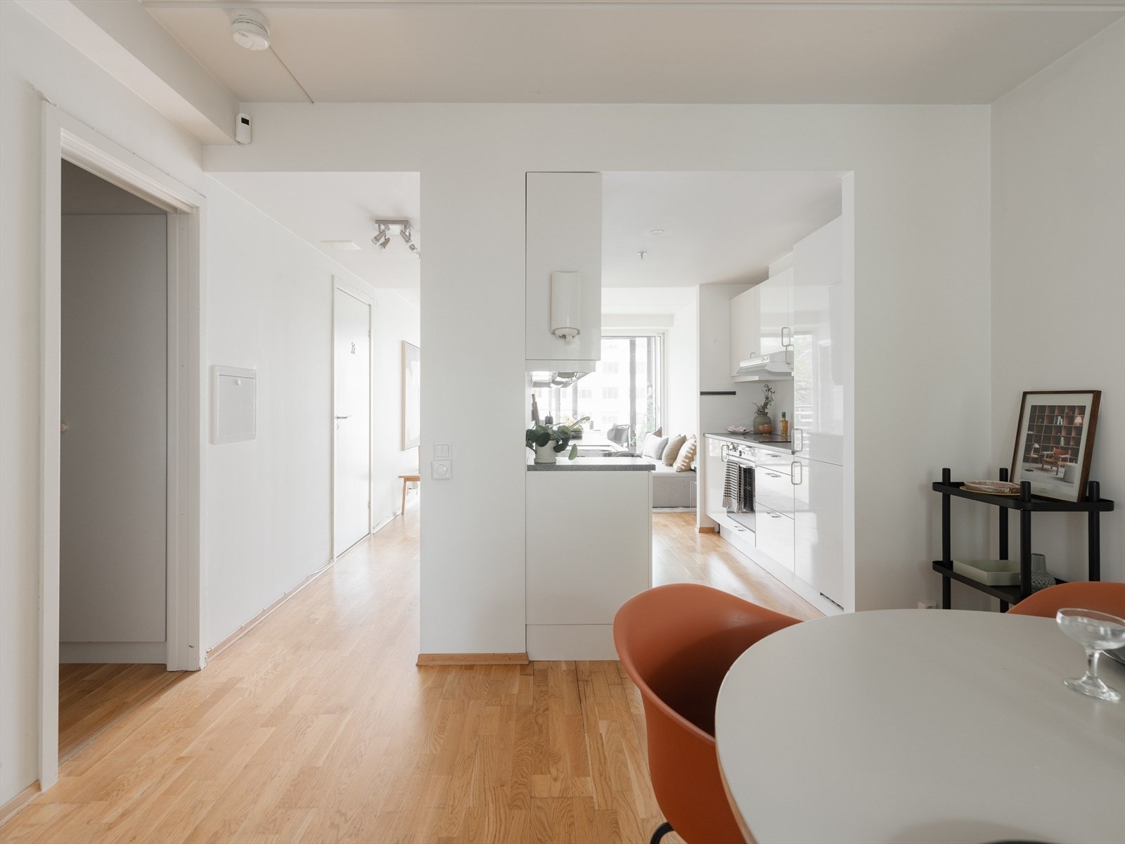 Åpen løsning mellom kjøkken og stue, hvor hver av de sosiale sonene finner sin naturlige plass. Galleribilde