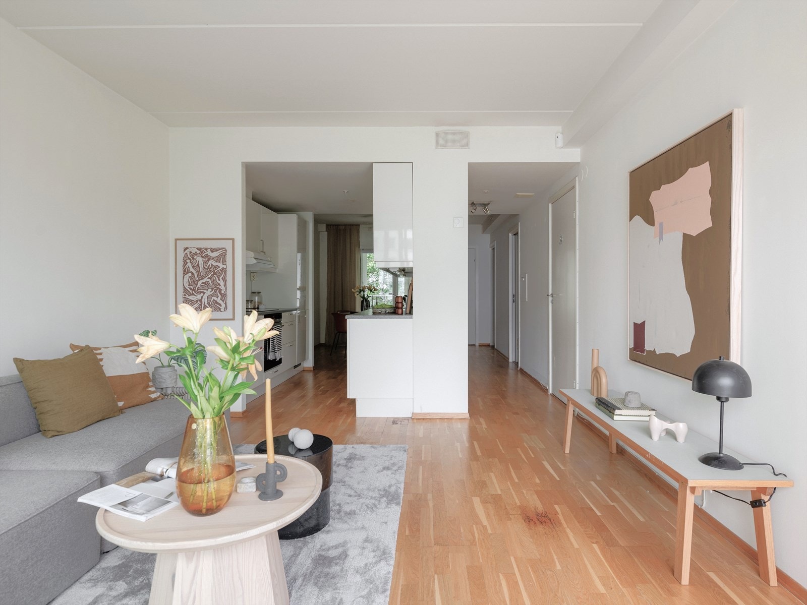 Leiligheten har en praktisk og fleksibel utforming, hvor tanken bak disse leiligheten var at alle vegger innvendig enkelt kunne fjernes/flyttes uten altfor store inngrep og kostnader. Takhøyde på ca. 2,6 m. Galleribilde