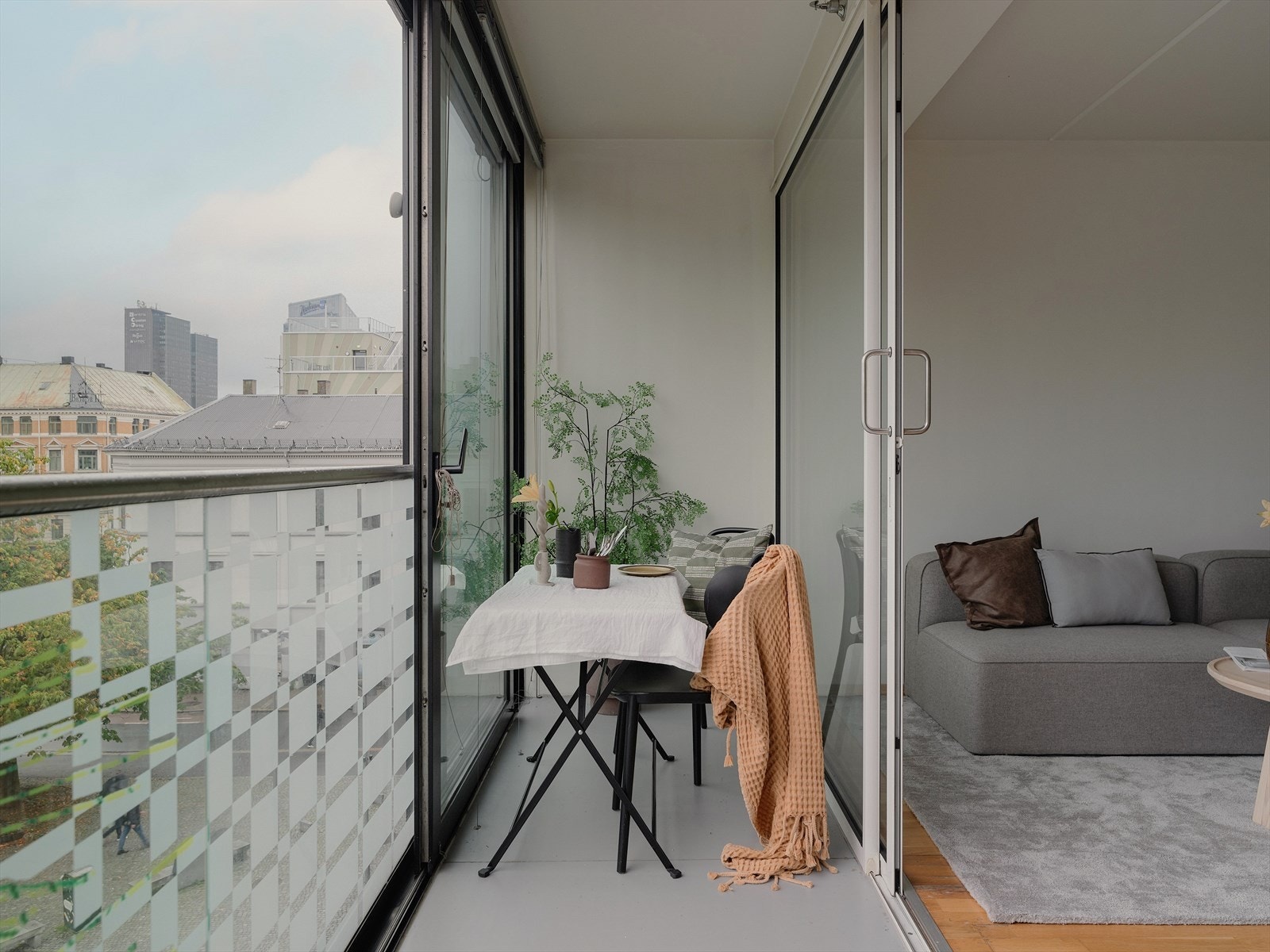 Flytende overgang mellom innendørs og utendørs gir en herlig forlengelse av stuen. Galleribilde