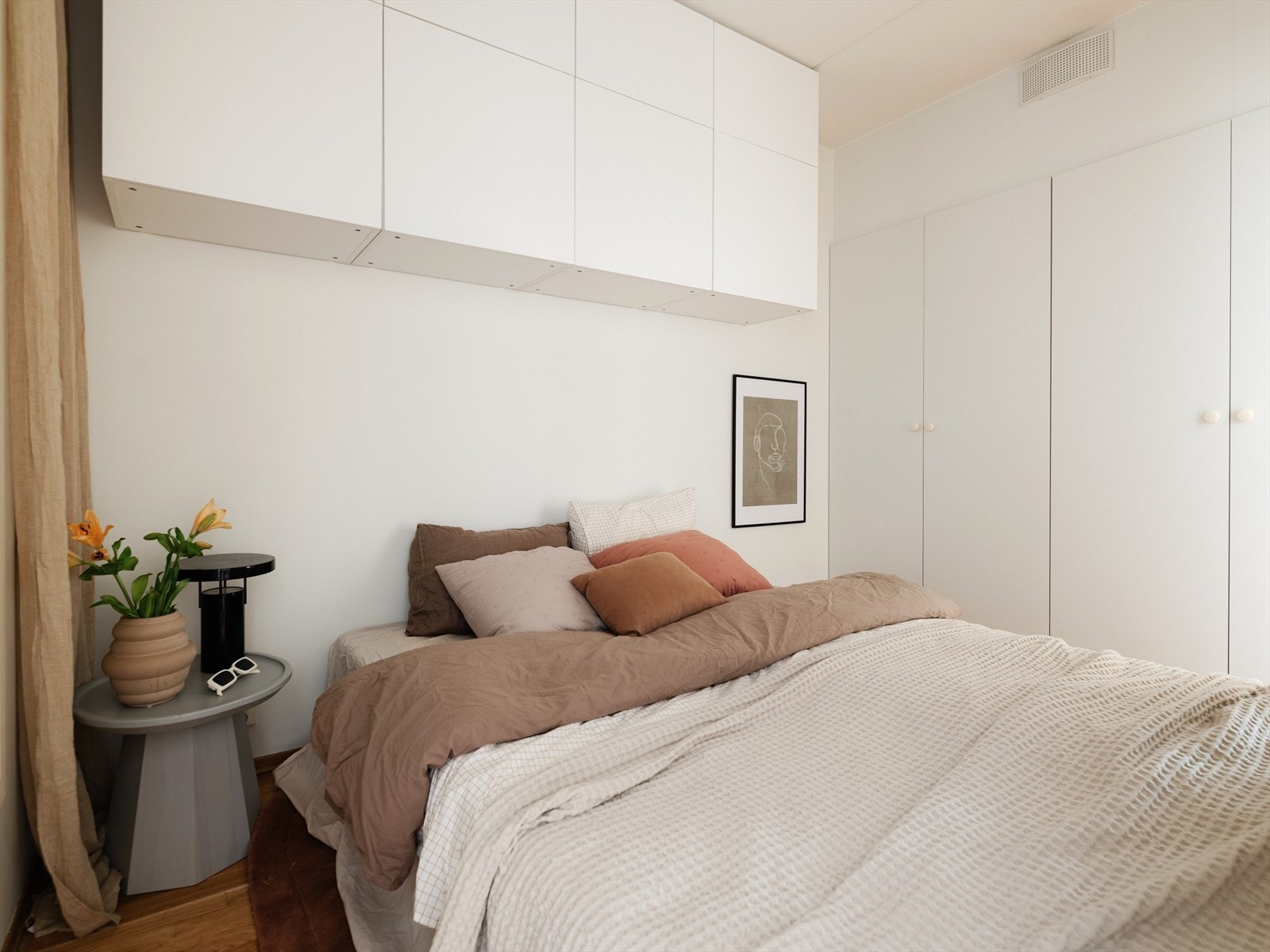 Rikelig med oppbevaringsplass i garderobeskap og vegghente overskap. Galleribilde