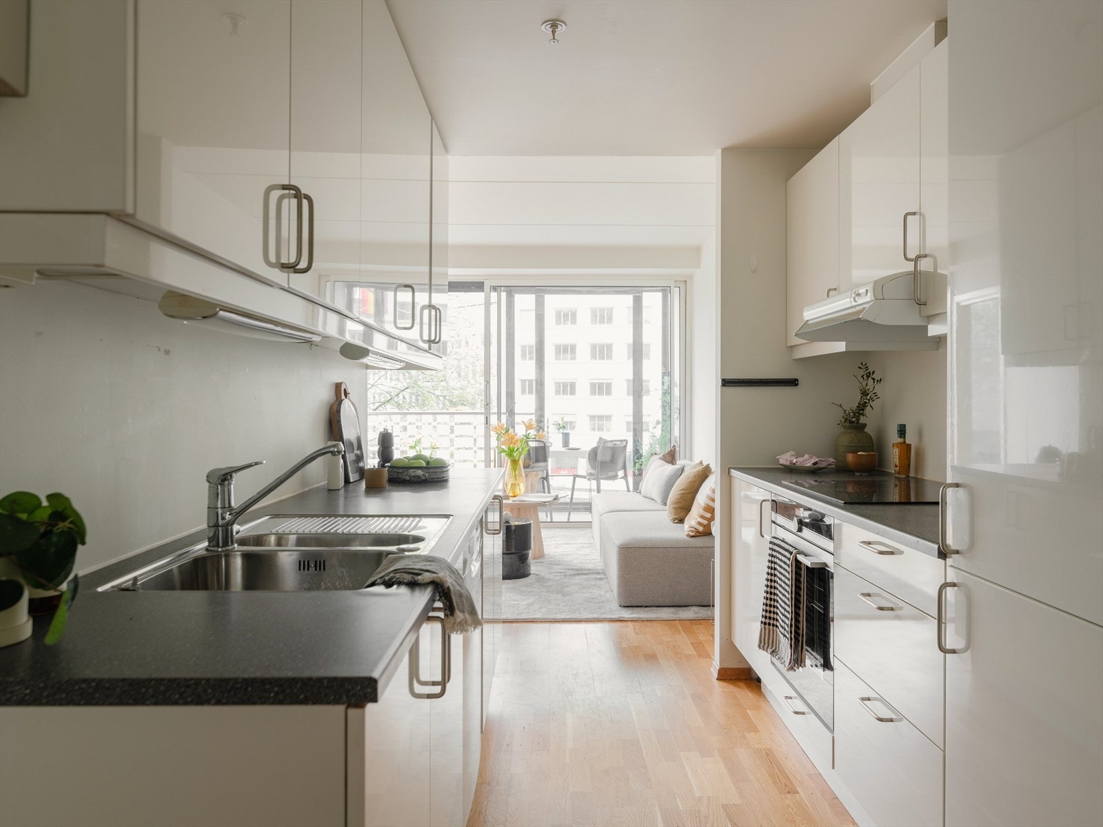 NOREMA kjøkkeninnredning med glatte fronter og laminat benkeplate som byr på gode arbeidsflater. Galleribilde