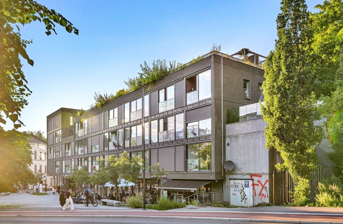 Helga Helgesens plass er vakkert etablert med brosten, tuntrær, kunstnerisk fontene, trivelige sittebenker og rekker av kirsebærtrær. Galleribilde