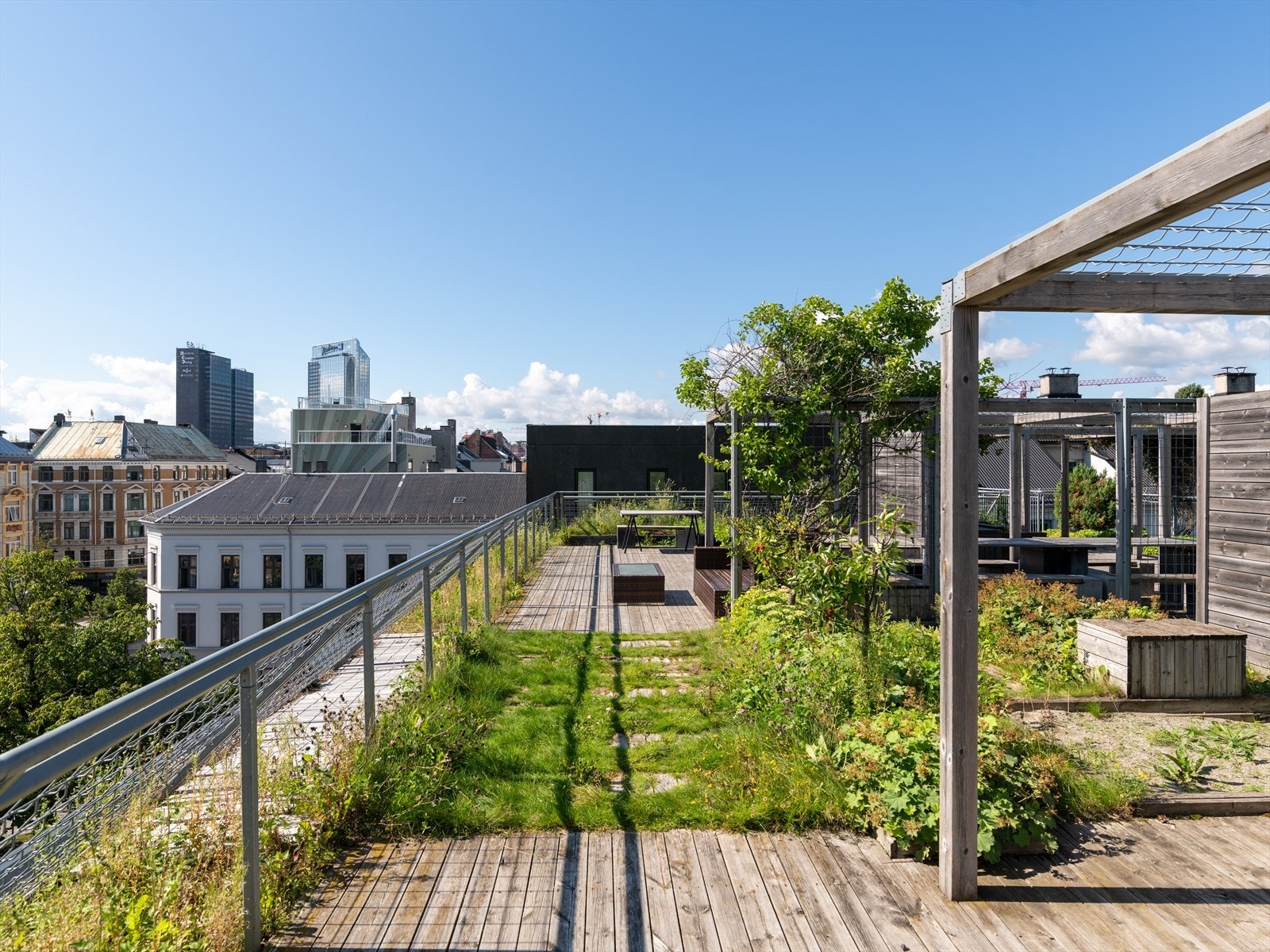 Platous gate 6 har blant annet byens største takhage, tegnet av Snøhetta, inndelt i ulike soner med sittegrupper, grill, sandkasse og lekeplass for barn. Galleribilde