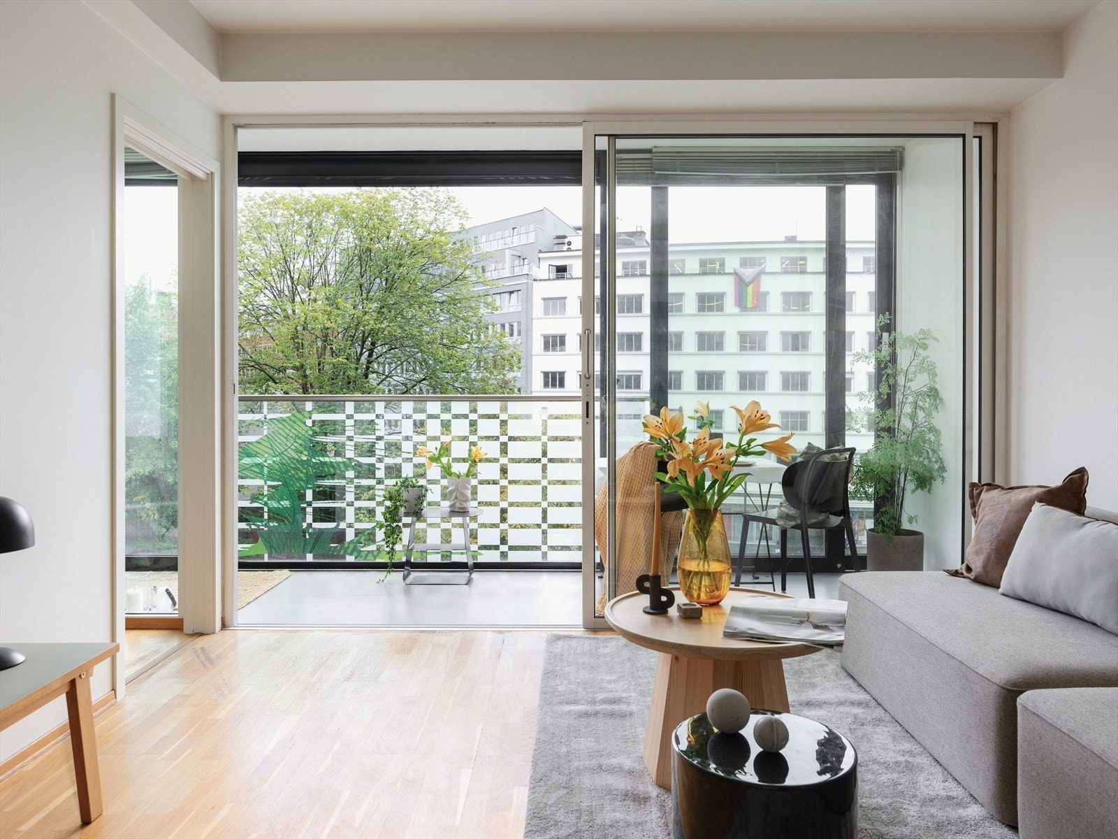 Leiligheten ligger privat til, hvorpå sommeren byr på et grønt og frodig utsyn. Den ene enden av leiligheten har vinduer fra gulv til tak, og forlenges av en vinterhage. Det er elektriske screens på vinduene! Galleribilde