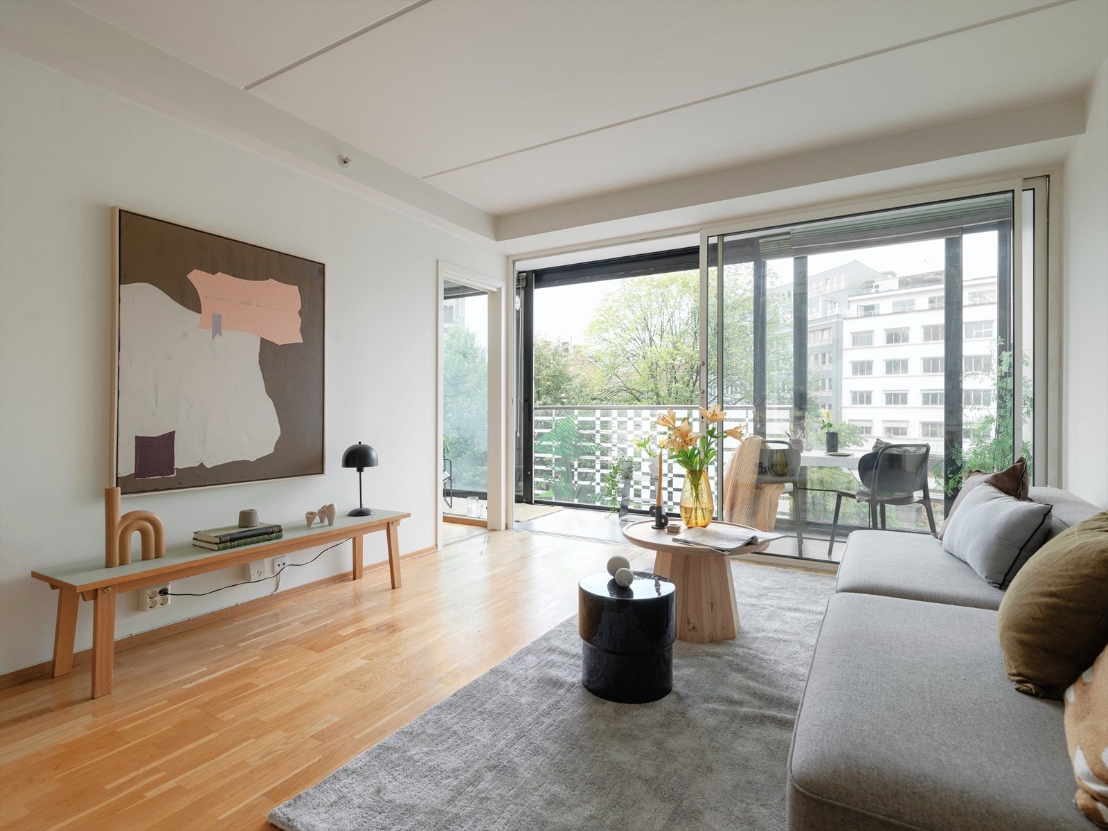 Stuen vender mot syd med sol hele dagen. Vinduene mot vinterhagen kan skyves opp, som sørger for masse lys gjennom hele dagen og en fantastisk romfølelse! Galleribilde