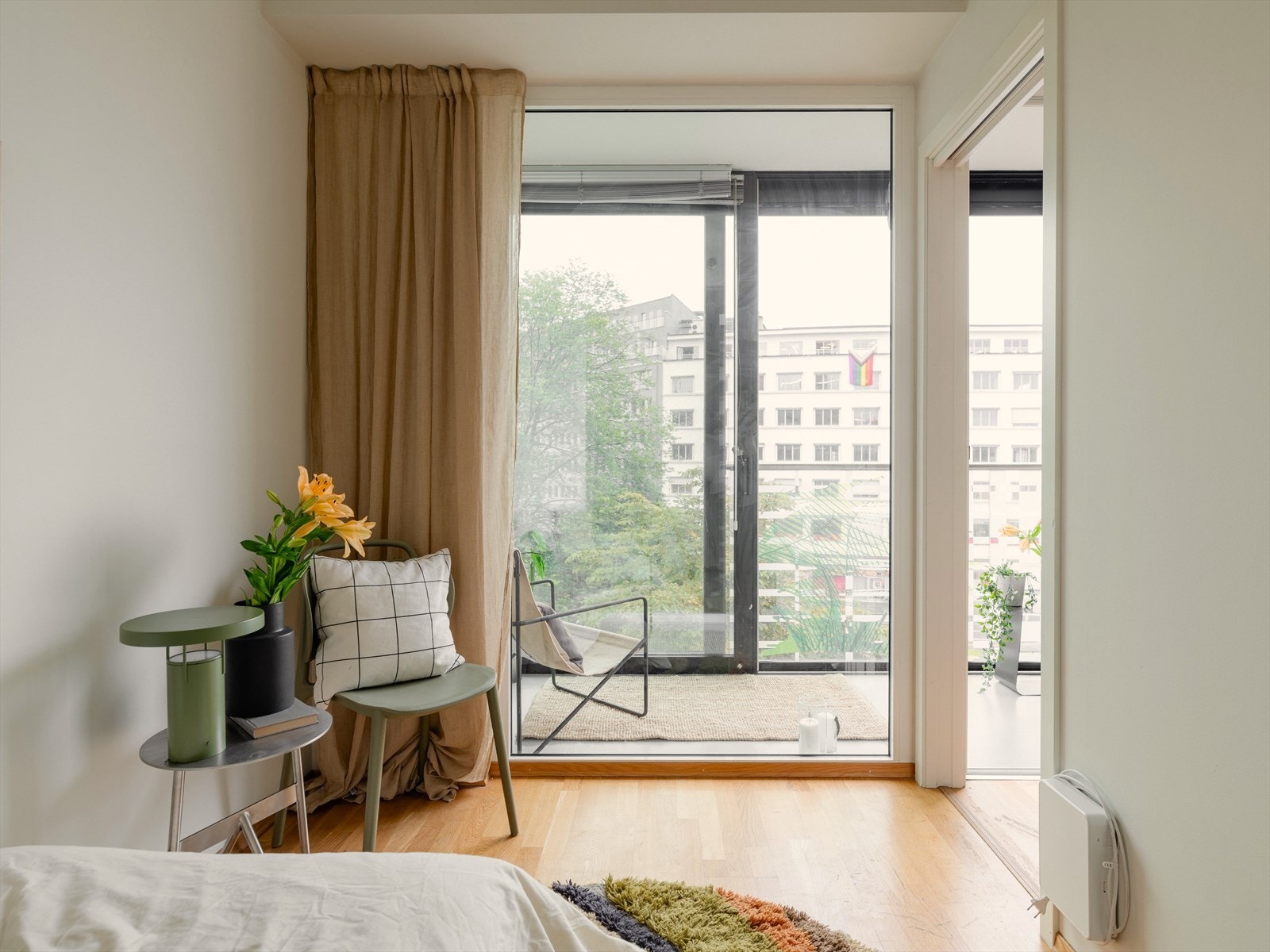 Fra sengen kan man nyte utsynet av trærerne som skifter farge etter årstidene. Galleribilde