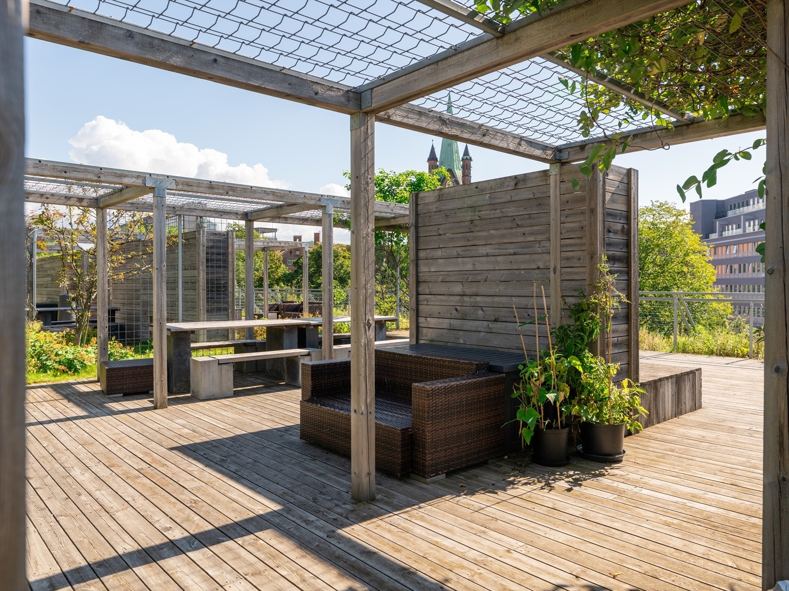 Terrassen er inndelt i ulike soner og er perfekt for å samle venner til hyggelige lag eller slappe av med en god bok. Galleribilde