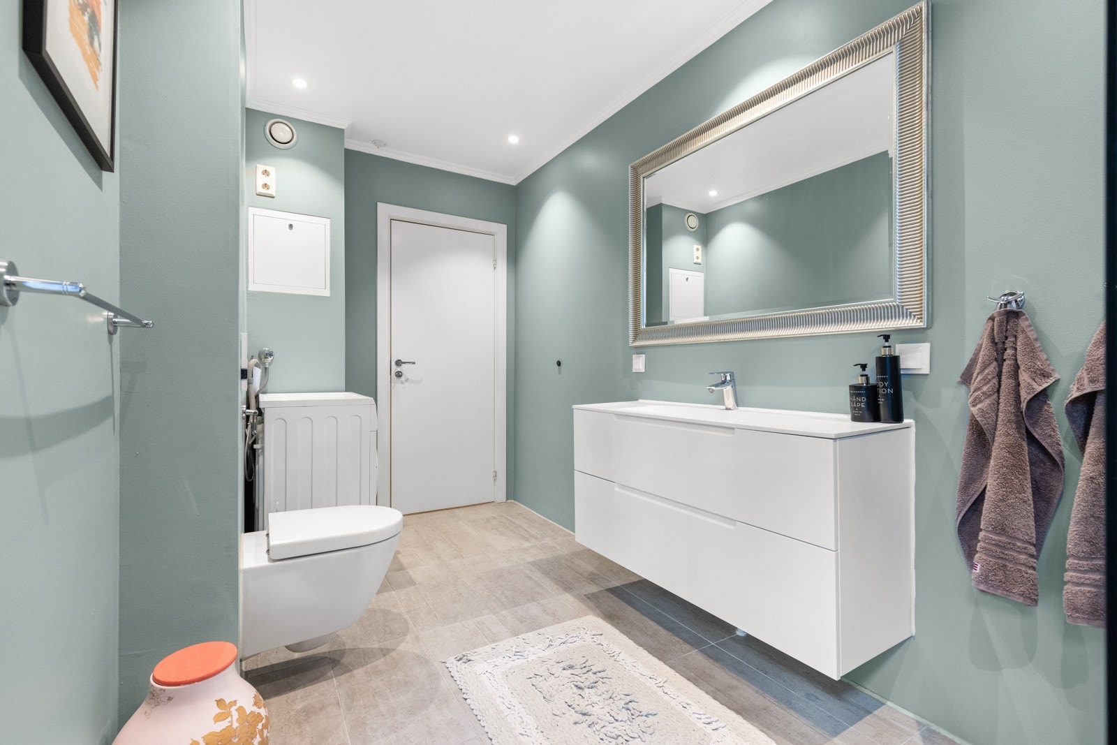 Badet ble omfattende pusset opp i 2012 av fagfolk. Nye, innfelte LED-downlights fra 2021. Opplegg for vaskemaskin. Galleribilde