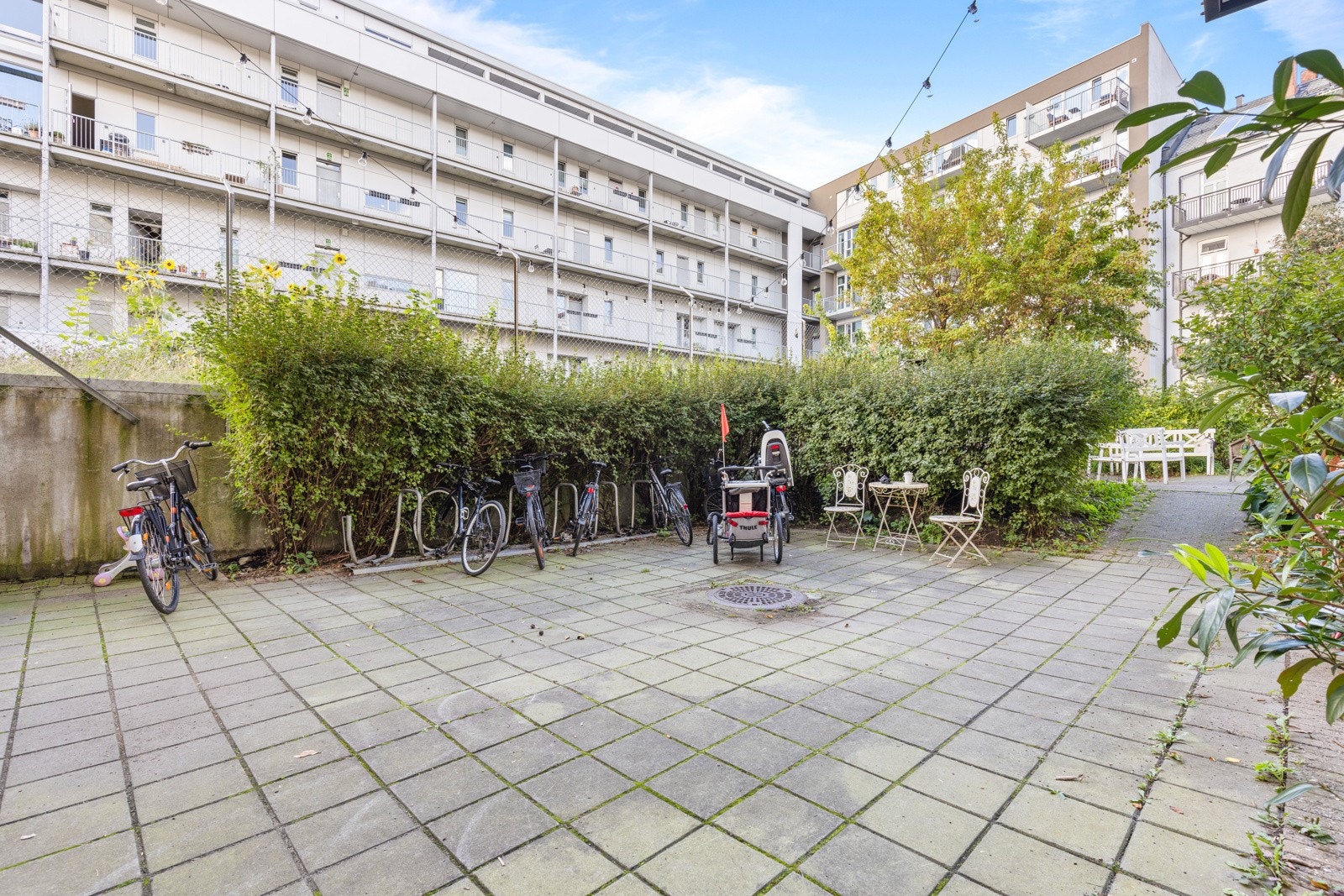 Sykkelparkering i bakgården. Galleribilde