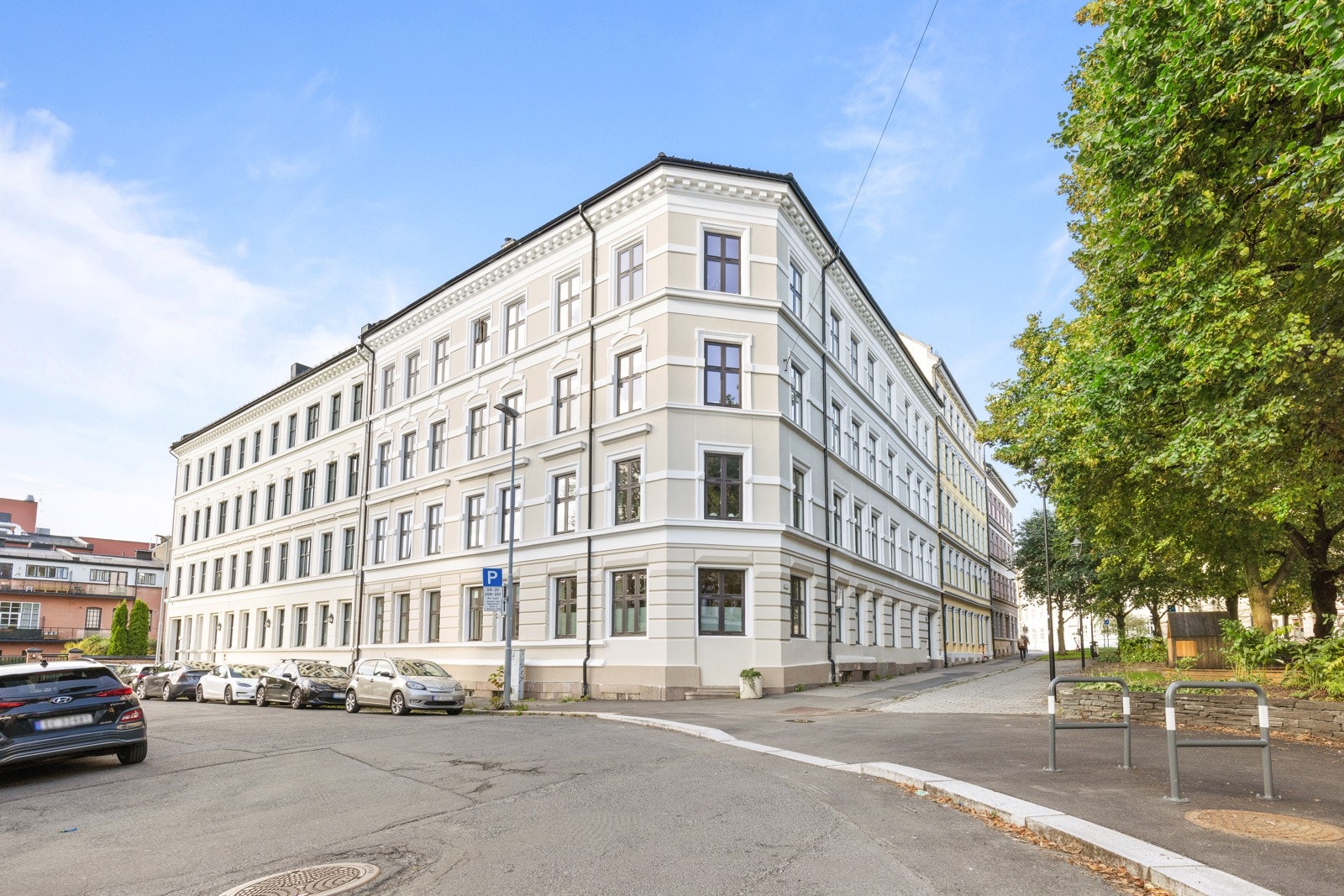 Klassisk bygård. Legg merke til høyden på vinduene i forhold til bilene. Galleribilde