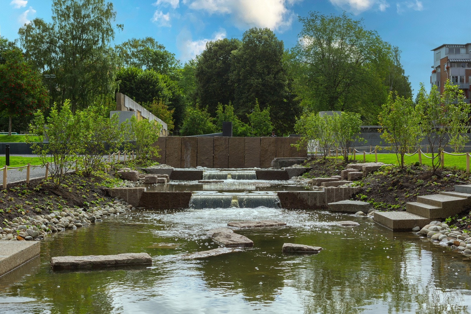 Nærområdet - Klosterenga park ble endelig ferdigstilt i 2023, og har nå Hovinbekken rennende gjennom. Galleribilde