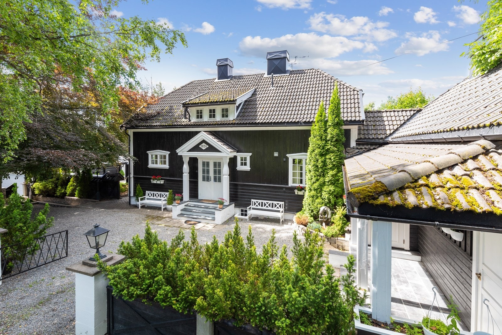 Herskapelig gårdstun Galleribilde