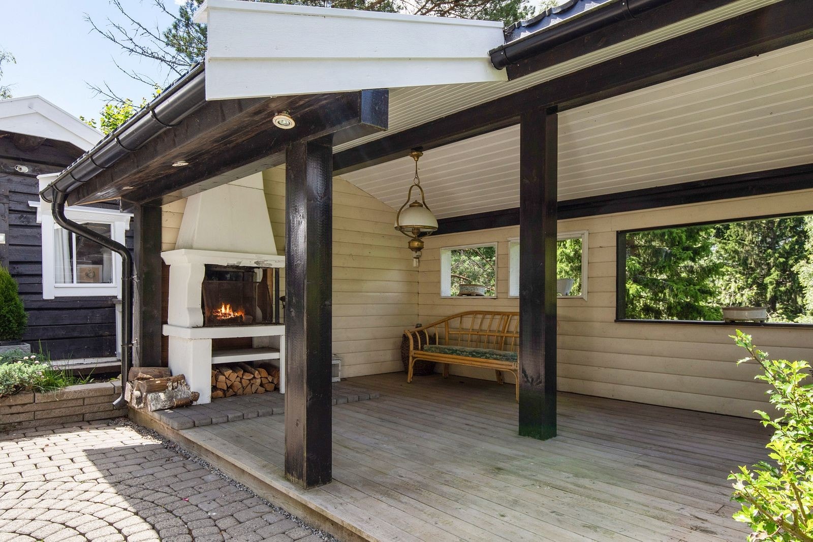 Overbygget terrasse på ca. 14 m² med ildsted. Galleribilde