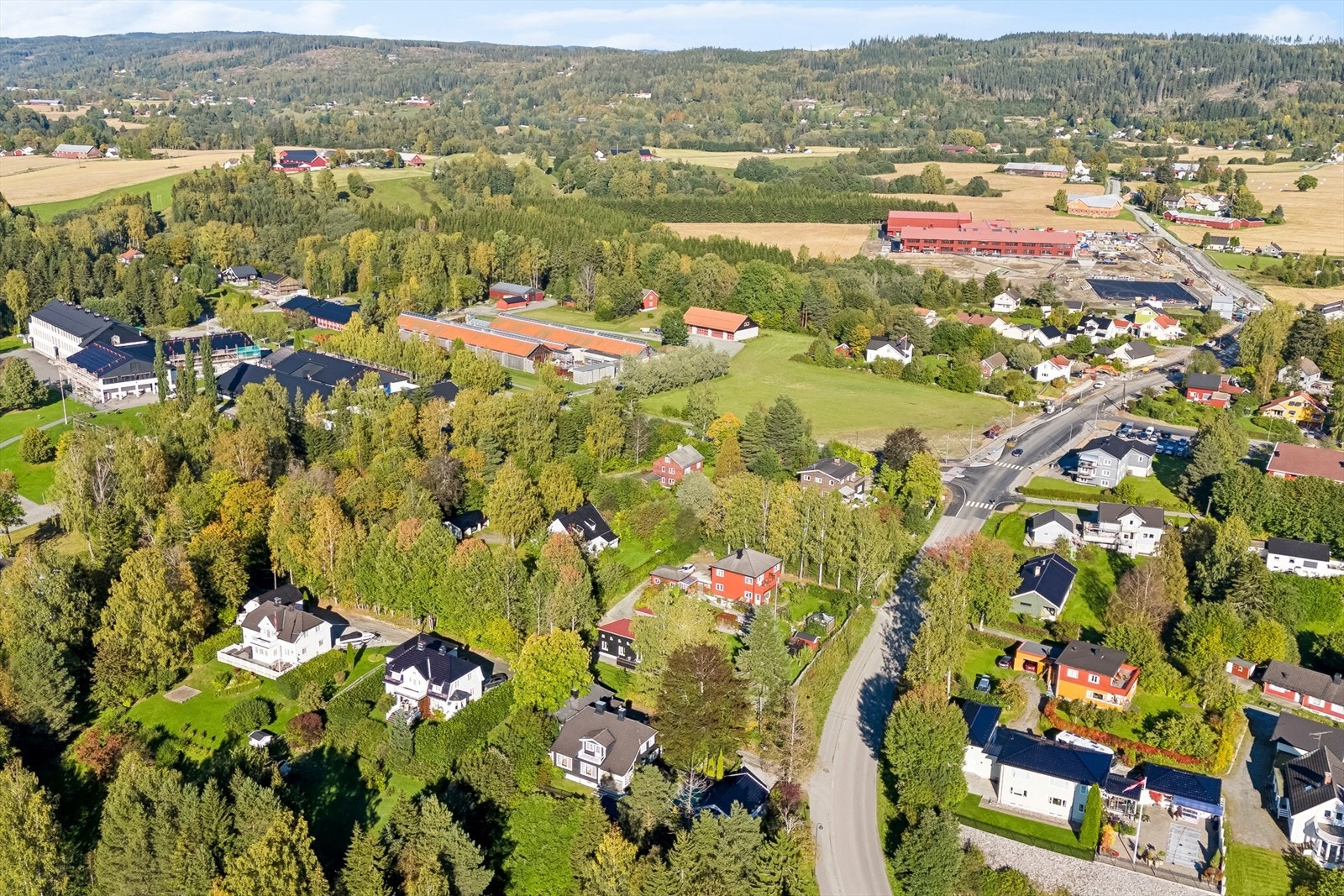Fra eiendommen er det kort gangavstand til Vilberg barneskole, Vilberg ungdomsskole og Eidsvoll videregående skole. Det finnes et godt utvalg av både private og kommunale barnehager i området, samt flere videregående skoler i nærliggende områder. Galleribilde