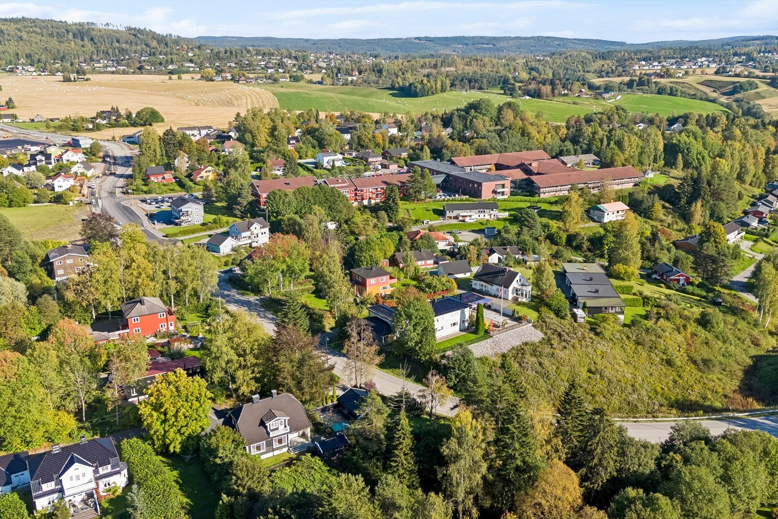 Området byr på offentlig kommunikasjon i form av buss og tog. Stasjonen har pendlerparkering, gode togforbindelser mot Hamar, tog direkte til hovedflyplassen og videre mot Oslo. Toget til Oslo S tar 35 minutter og til Oslo lufthavn 10 minutter. Galleribilde