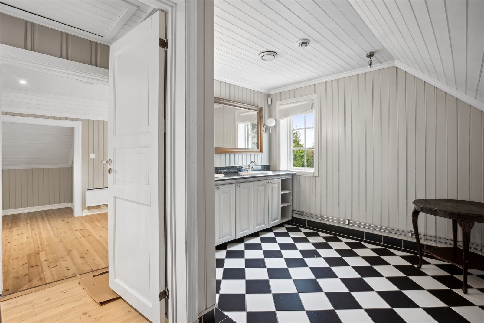Bad med fliser og varme i gulv. Rommet har innredning med dobbel servant og dusj. Grå profilert innredning med fliser som benkeplate. Galleribilde