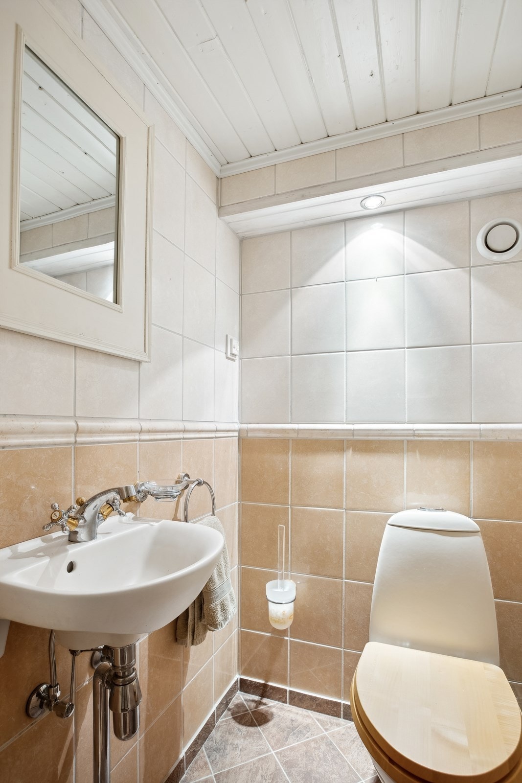 Toalettrom med wc og vask. Galleribilde